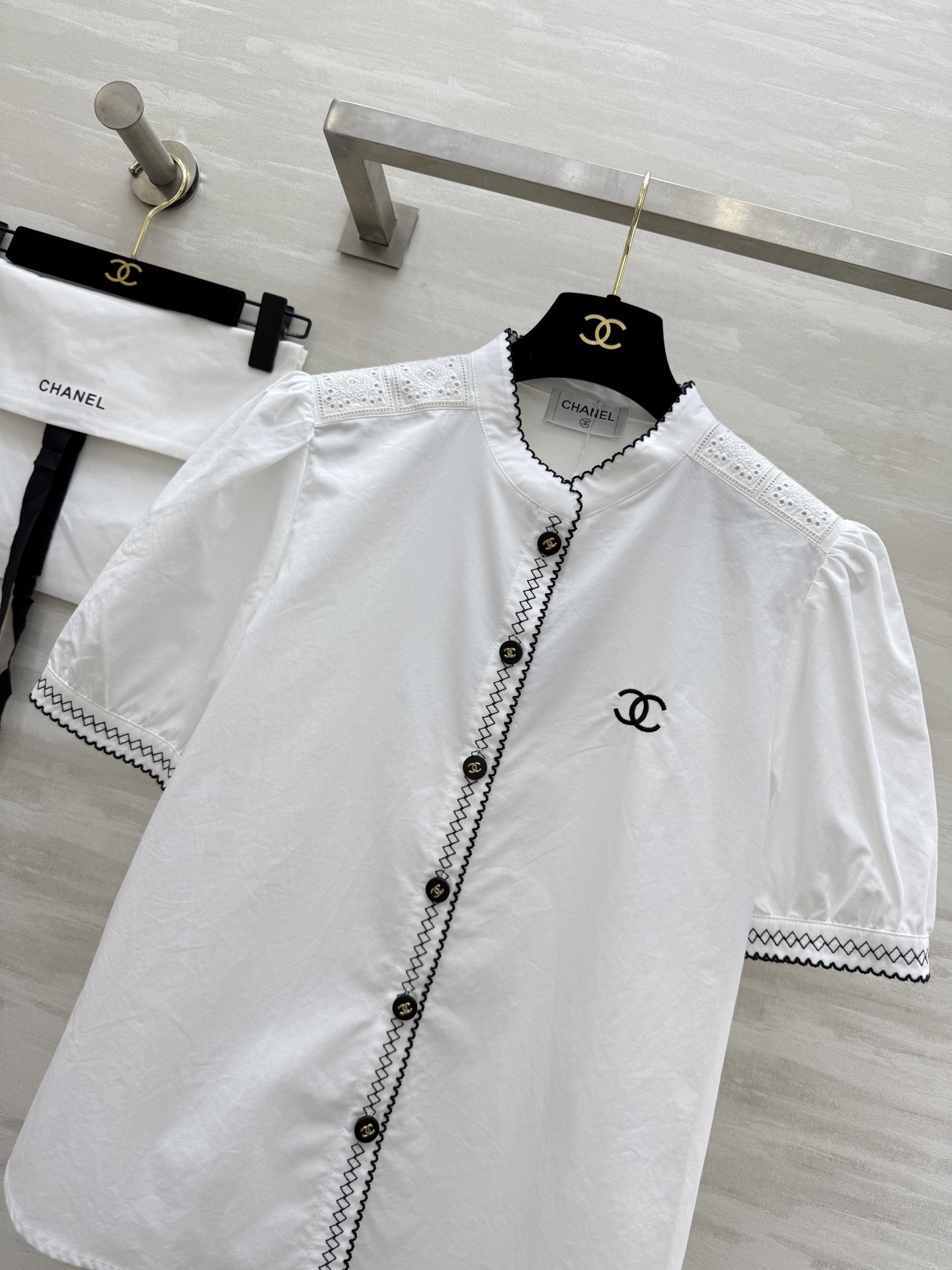 #Chane♡²⁵新款 黑色撞色边 刺绣立领短袖衬衣定制府绸棉面料 黑线刺绣撞色搭配特别好看 清新减龄