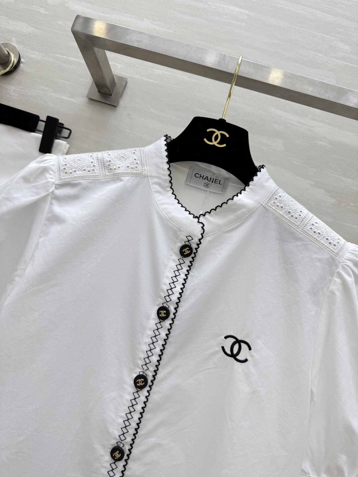 #Chane♡²⁵新款 黑色撞色边 刺绣立领短袖衬衣定制府绸棉面料 黑线刺绣撞色搭配特别好看 清新减龄