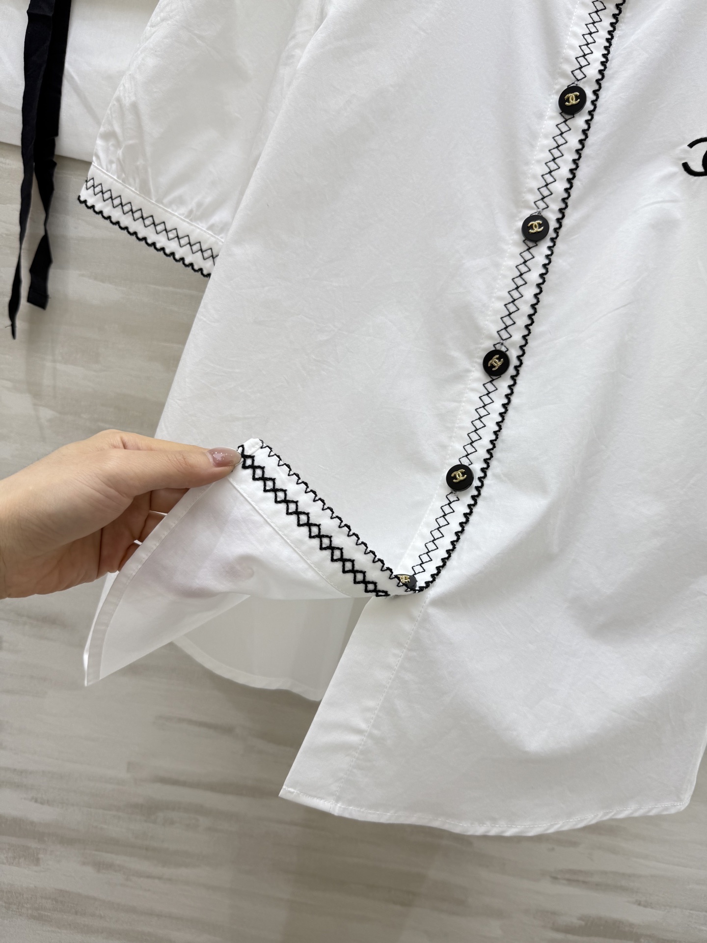 #Chane♡²⁵新款 黑色撞色边 刺绣立领短袖衬衣定制府绸棉面料 黑线刺绣撞色搭配特别好看 清新减龄