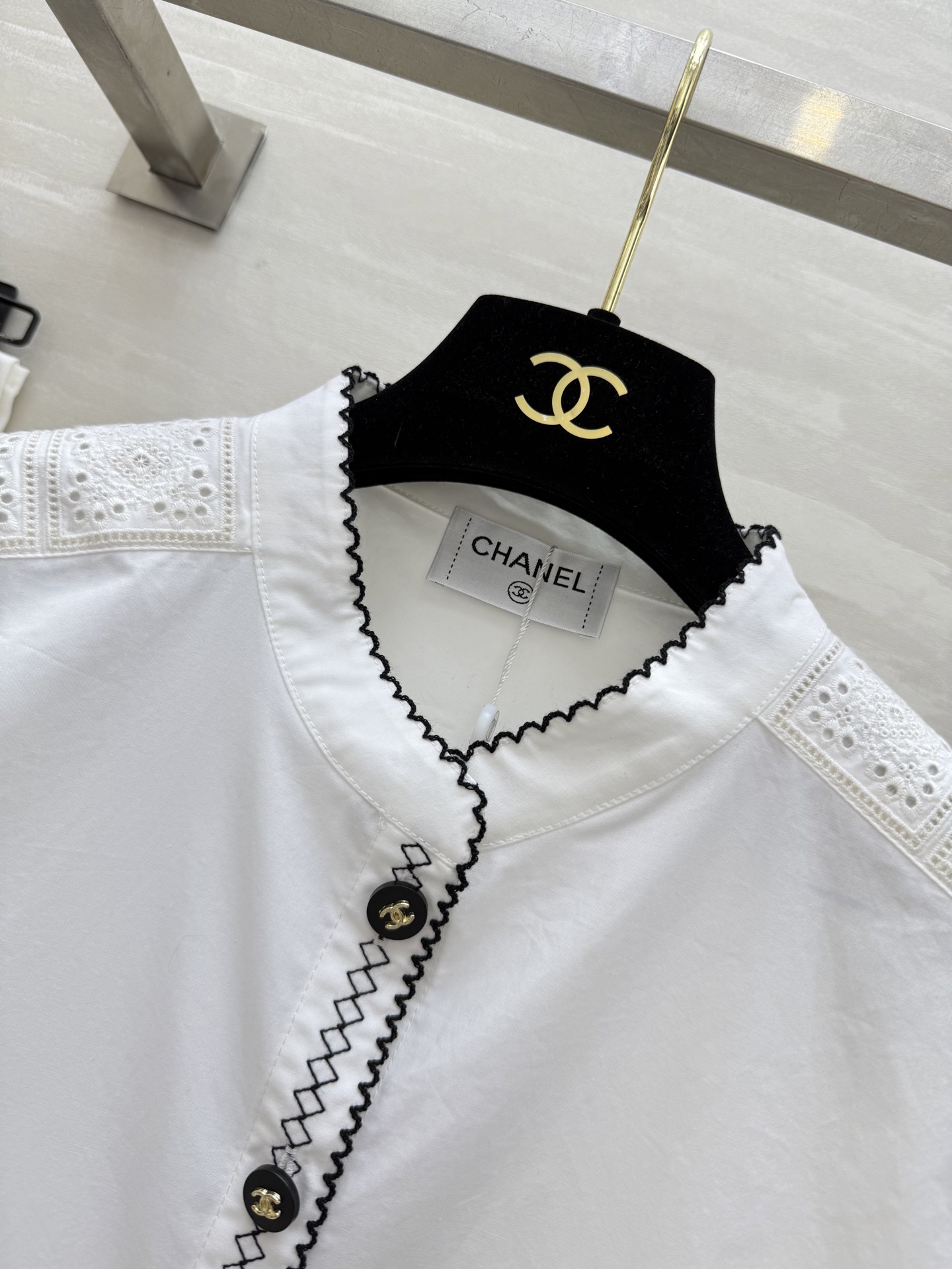 #Chane♡²⁵新款 黑色撞色边 刺绣立领短袖衬衣定制府绸棉面料 黑线刺绣撞色搭配特别好看 清新减龄