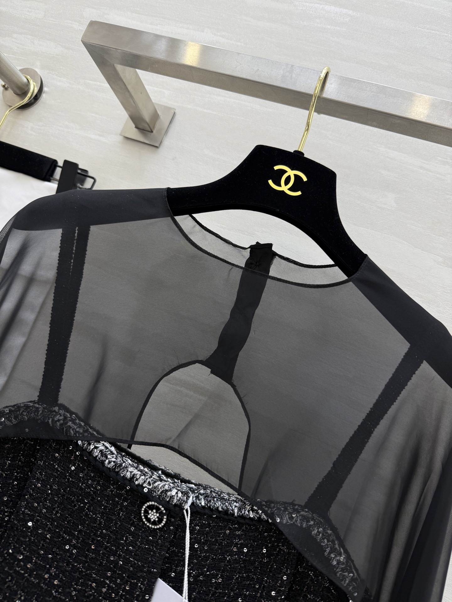 #Chane♡²⁵早秋新款 张钧甯同款 薄纱披肩两件套吊带编织连衣裙 经典立体修身版型包容性极强 超级遮