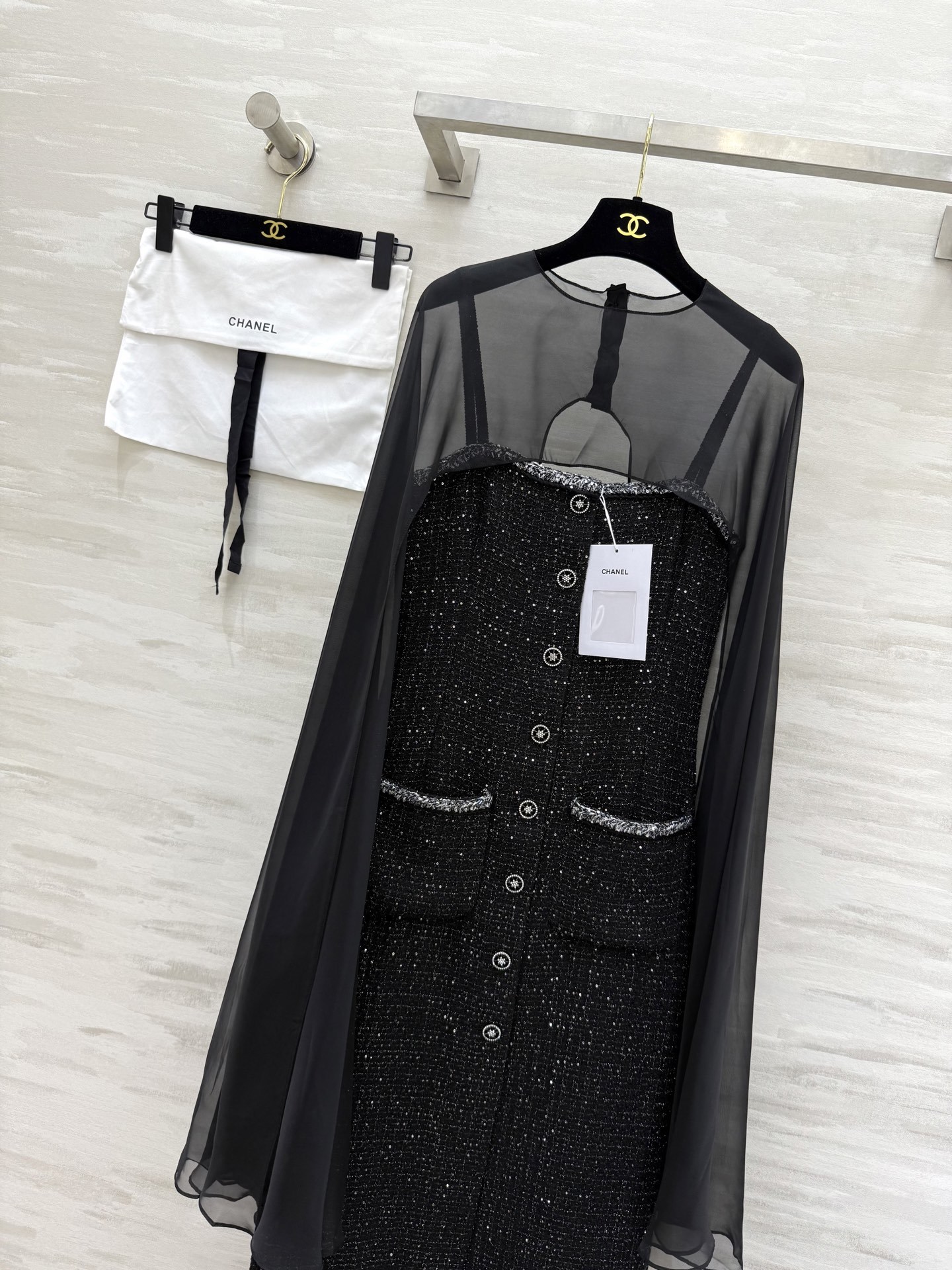 #Chane♡²⁵早秋新款 张钧甯同款 薄纱披肩两件套吊带编织连衣裙 经典立体修身版型包容性极强 超级遮