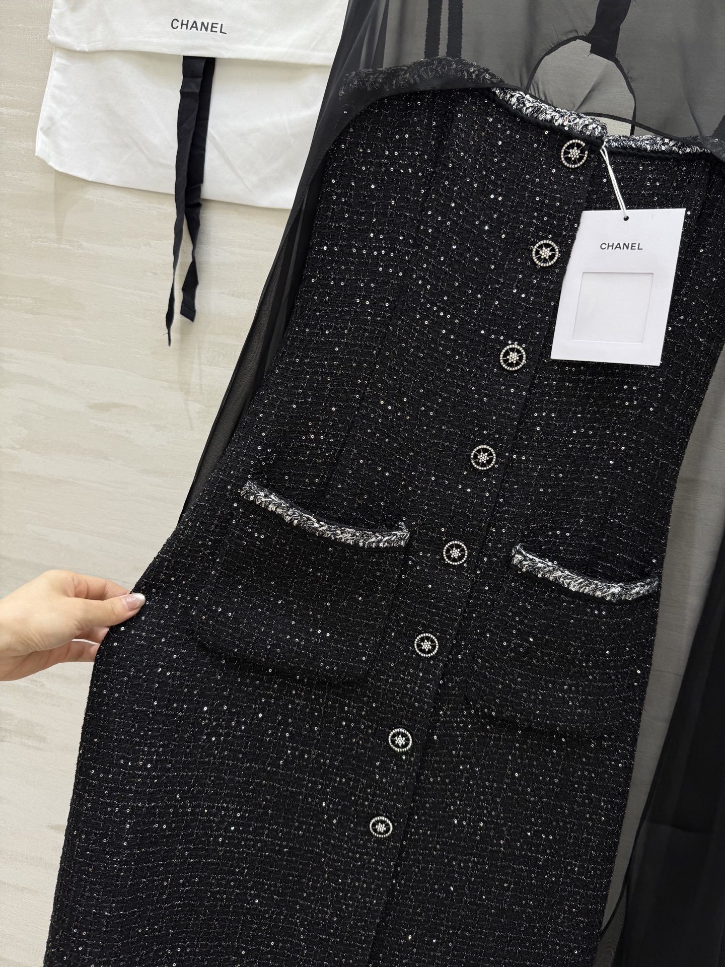 #Chane♡²⁵早秋新款 张钧甯同款 薄纱披肩两件套吊带编织连衣裙 经典立体修身版型包容性极强 超级遮