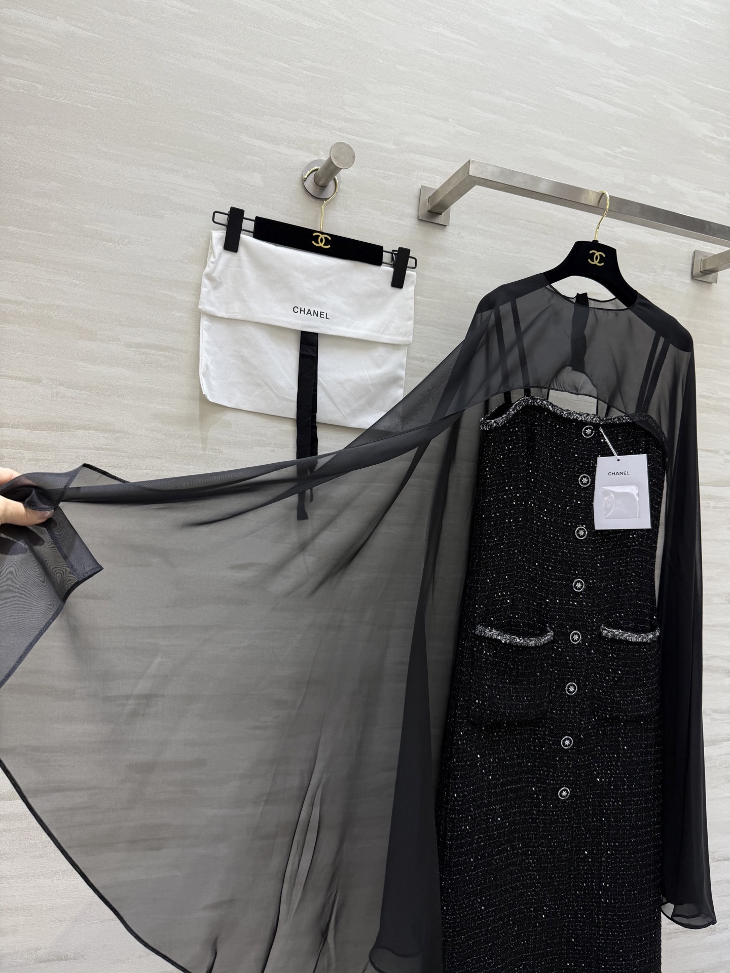 #Chane♡²⁵早秋新款 张钧甯同款 薄纱披肩两件套吊带编织连衣裙 经典立体修身版型包容性极强 超级遮