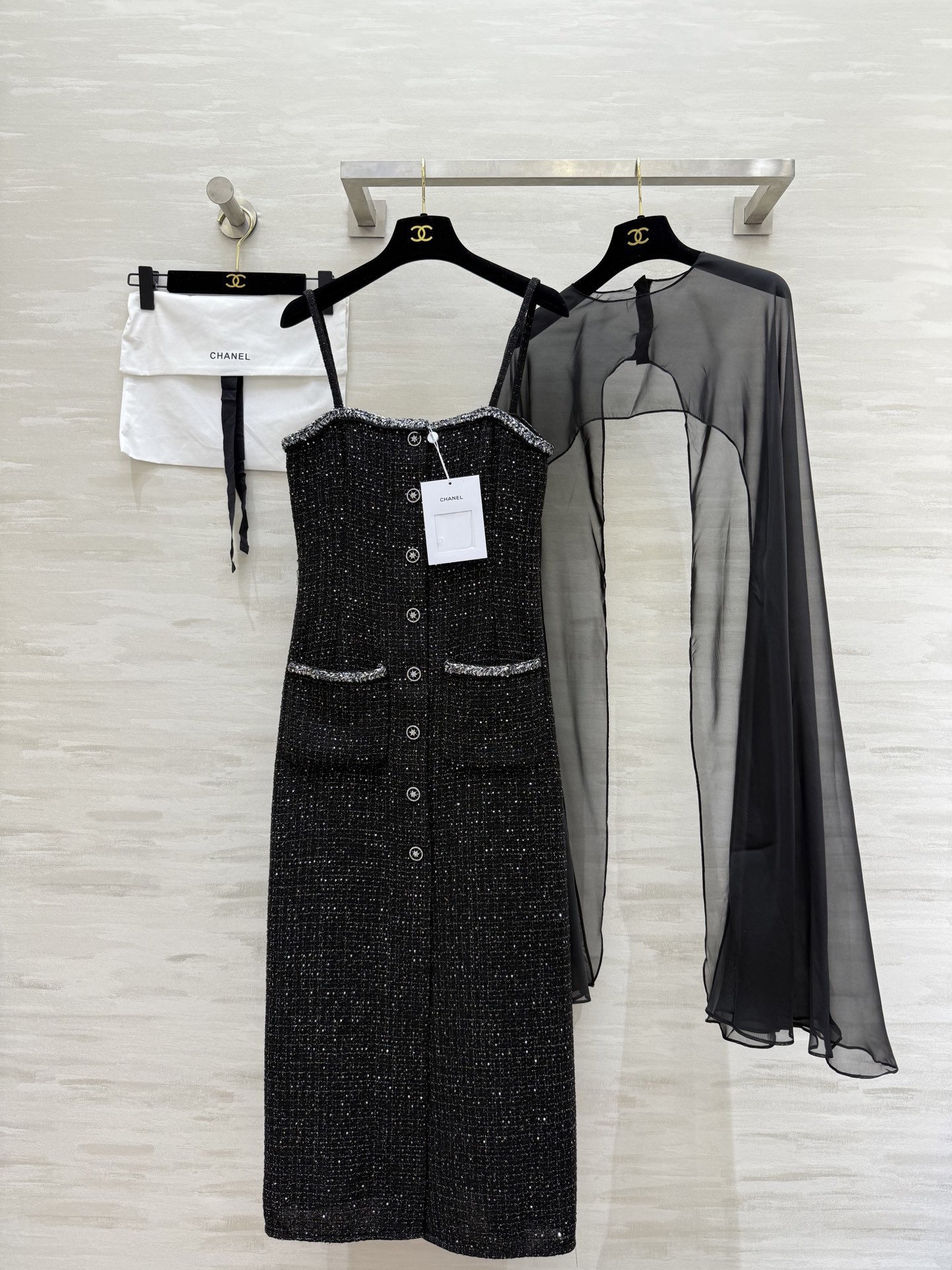 #Chane♡²⁵早秋新款 张钧甯同款 薄纱披肩两件套吊带编织连衣裙 经典立体修身版型包容性极强 超级遮