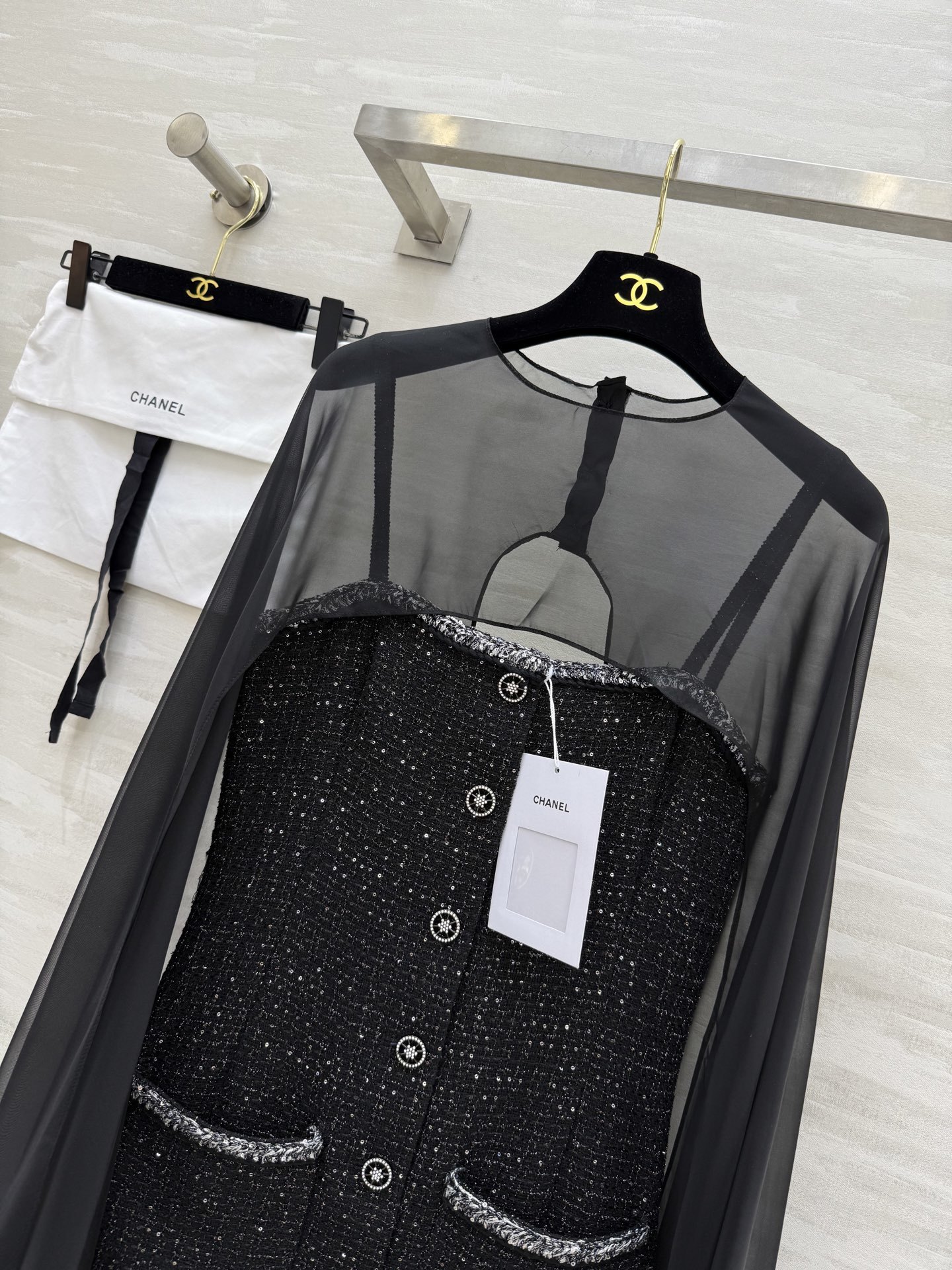 #Chane♡²⁵早秋新款 张钧甯同款 薄纱披肩两件套吊带编织连衣裙 经典立体修身版型包容性极强 超级遮