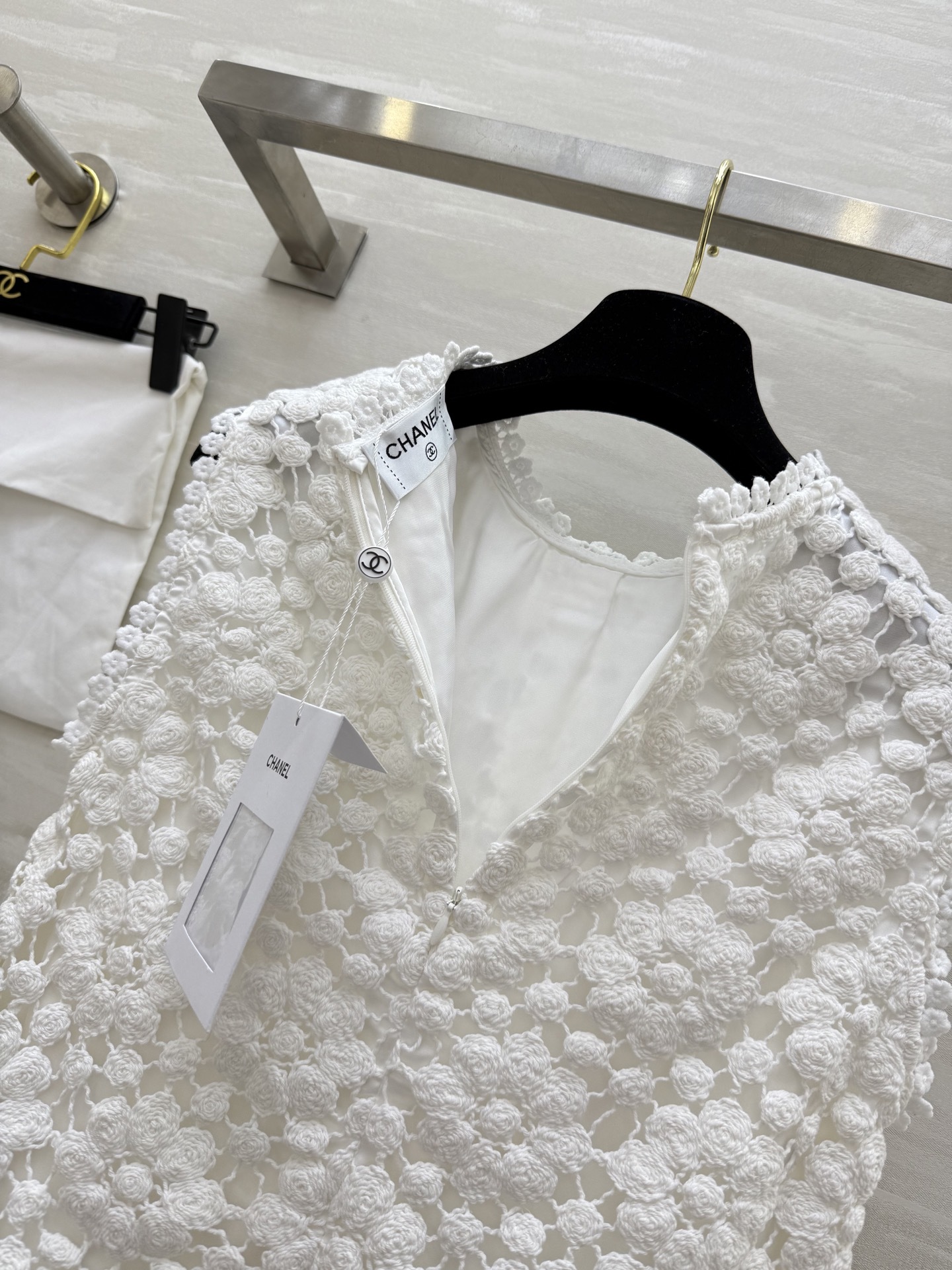 #Chane♡²⁵新款 复古重工钩花背心上衣 优雅复古的气质感 非常温柔的小单品 面料是重工钩花简洁好穿