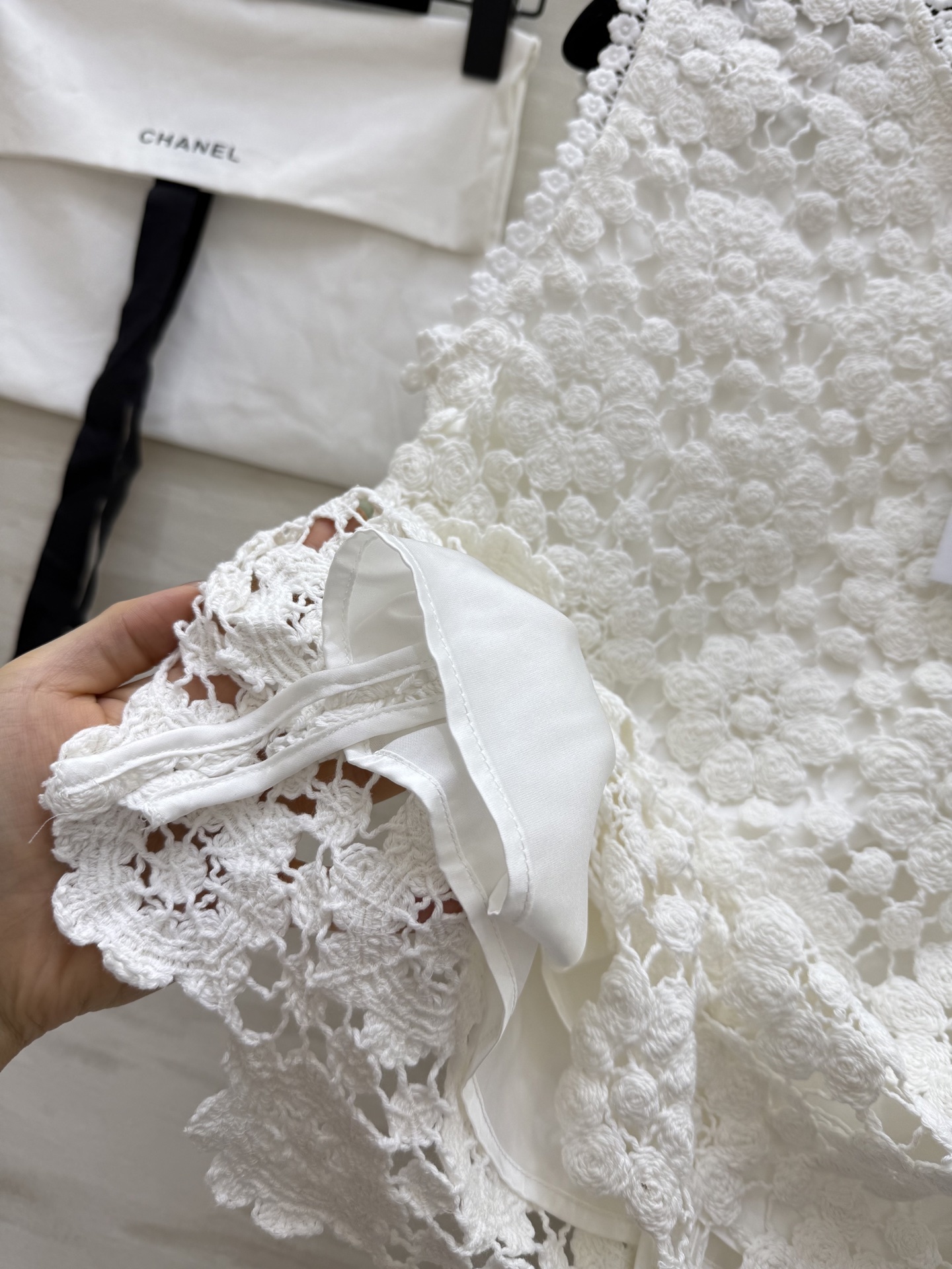 #Chane♡²⁵新款 复古重工钩花背心上衣 优雅复古的气质感 非常温柔的小单品 面料是重工钩花简洁好穿