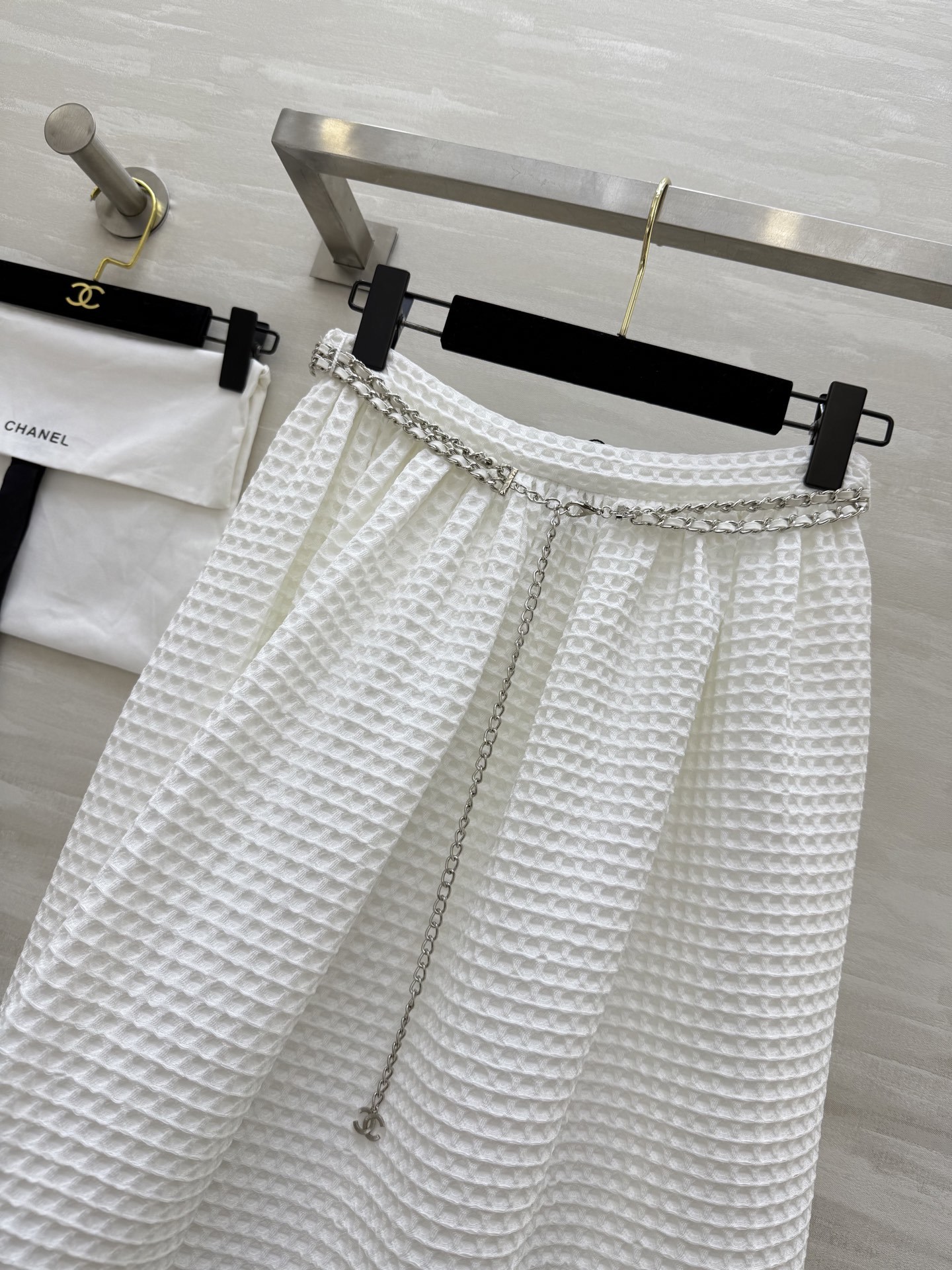 #Chane♡²⁵走秀同款 格纹半裙 定制格纹编织面料 重磅有分量 腰部定制链条⛓️装饰 夏季度假或者日