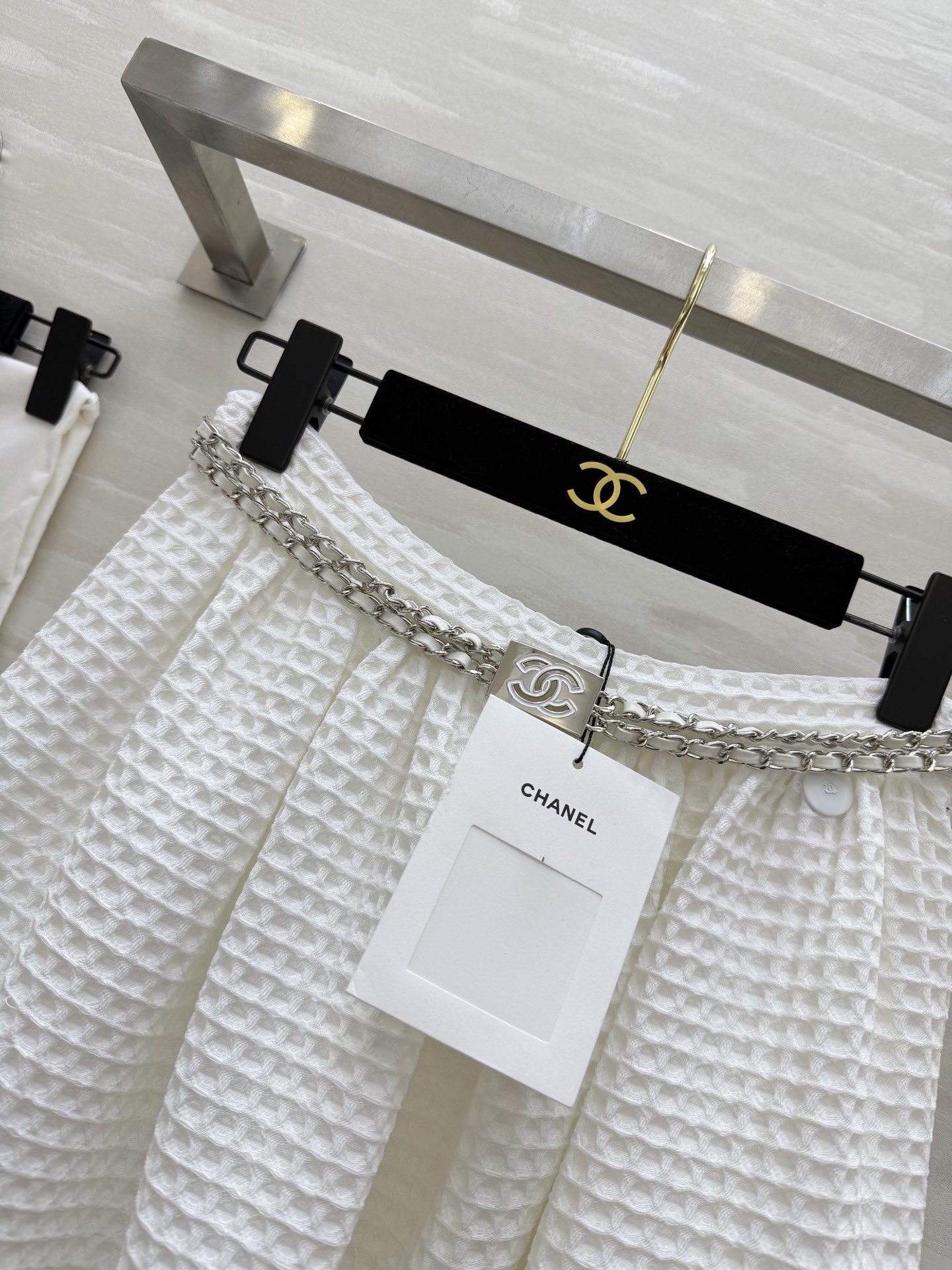 #Chane♡²⁵走秀同款 格纹半裙 定制格纹编织面料 重磅有分量 腰部定制链条⛓️装饰 夏季度假或者日