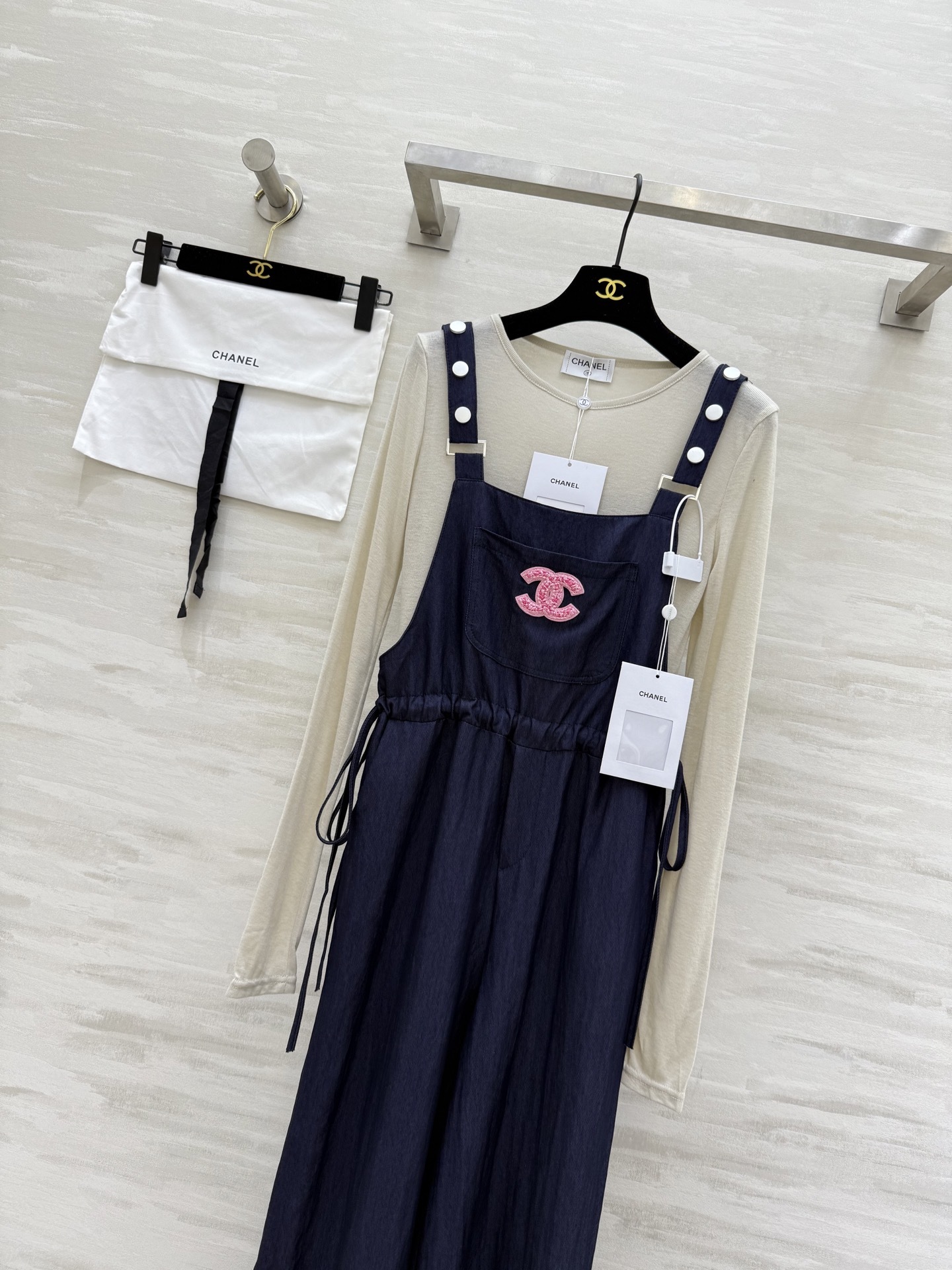 #Chane♡²⁵中古风 显瘦长袖t+背带裤套装 宽松直筒舒适度满分 搭配薄款长袖衫~无论是逛街还是约会