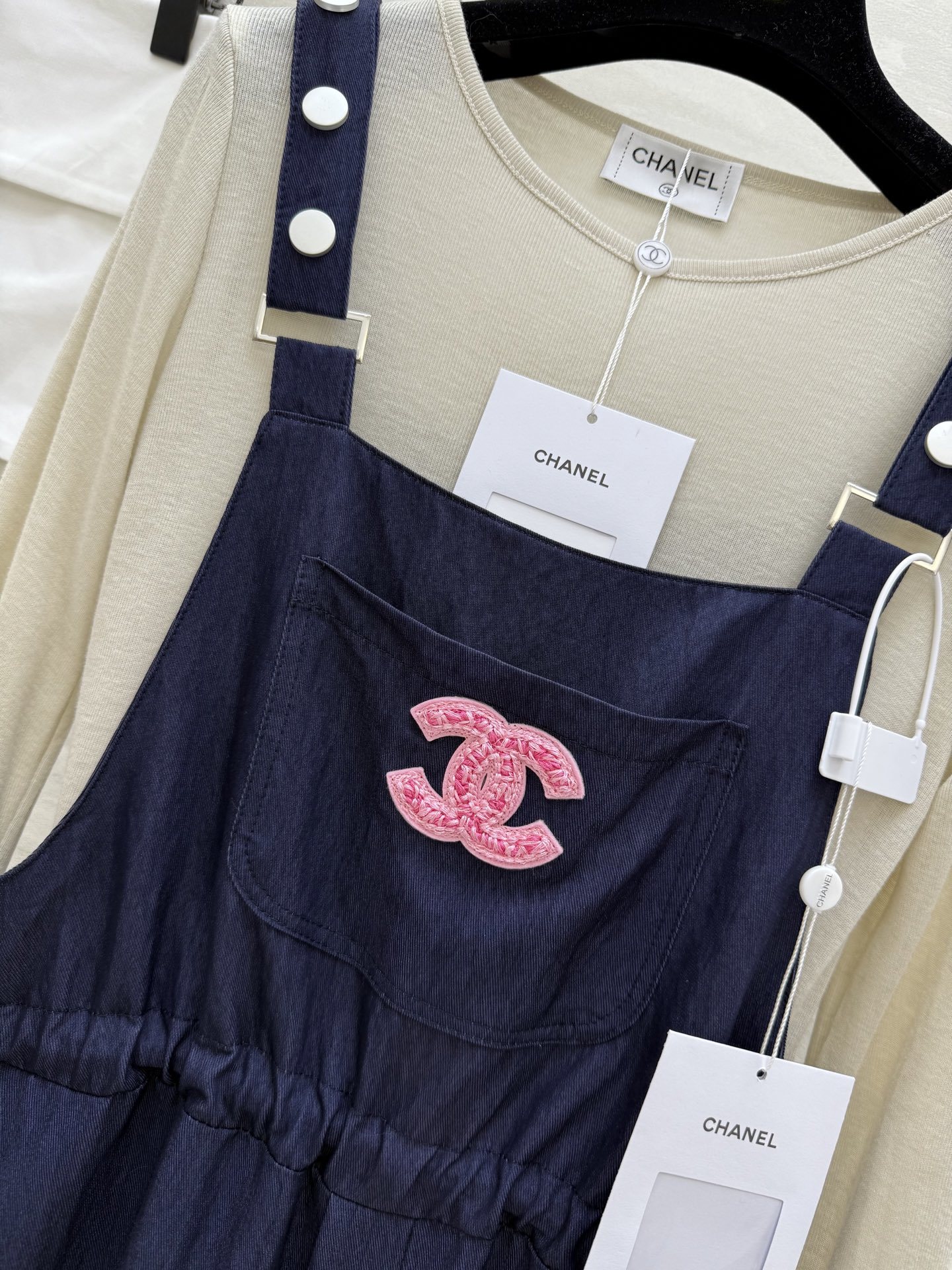 #Chane♡²⁵中古风 显瘦长袖t+背带裤套装 宽松直筒舒适度满分 搭配薄款长袖衫~无论是逛街还是约会