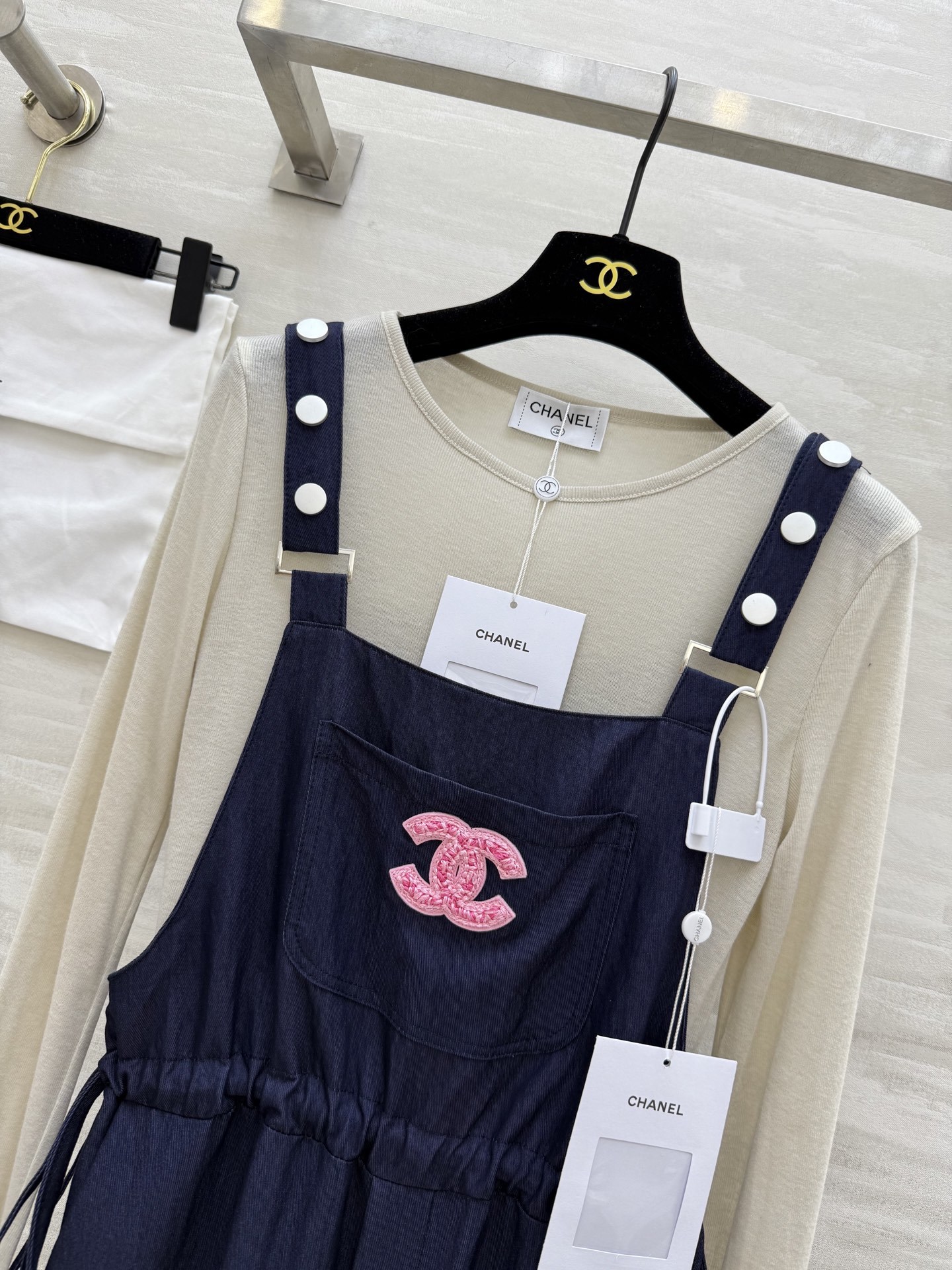 #Chane♡²⁵中古风 显瘦长袖t+背带裤套装 宽松直筒舒适度满分 搭配薄款长袖衫~无论是逛街还是约会