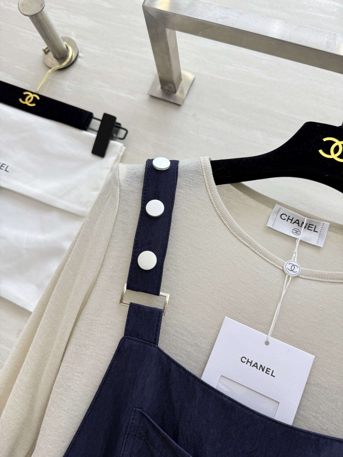 #Chane♡²⁵中古风 显瘦长袖t+背带裤套装 宽松直筒舒适度满分 搭配薄款长袖衫~无论是逛街还是约会