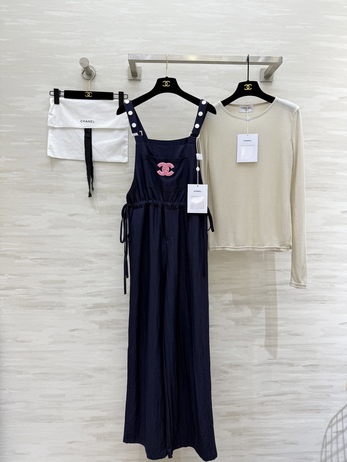 #Chane♡²⁵中古风 显瘦长袖t+背带裤套装 宽松直筒舒适度满分 搭配薄款长袖衫~无论是逛街还是约会