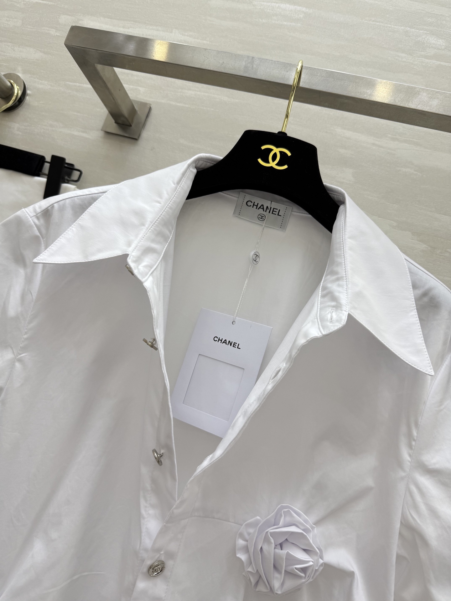 #Chane♡²⁵立体玫瑰花朵短袖衬衣 纯手工立体定制花朵精致又特别 单穿打底都非常nice 采用高支纯