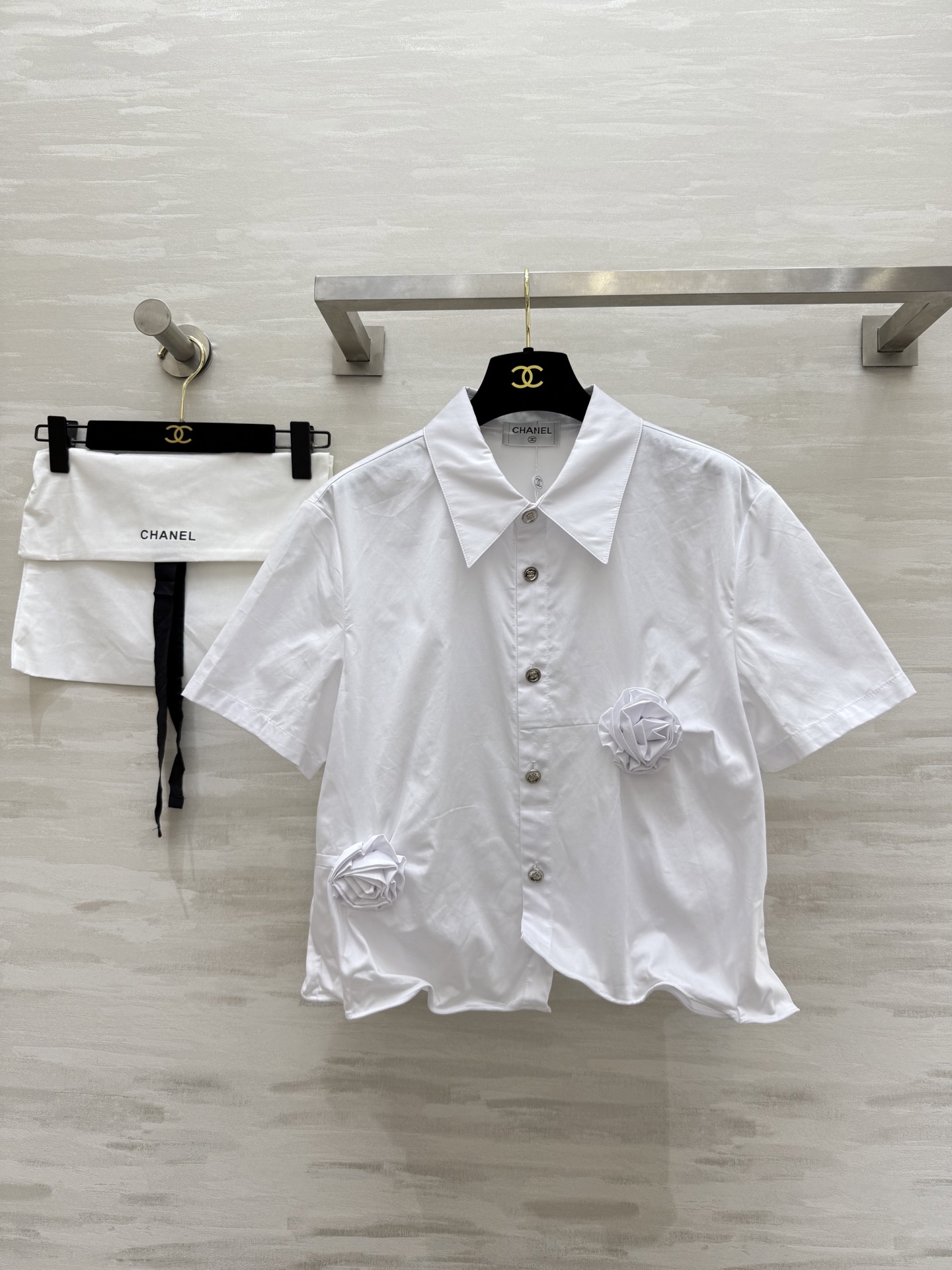 #Chane♡²⁵立体玫瑰花朵短袖衬衣 纯手工立体定制花朵精致又特别 单穿打底都非常nice 采用高支纯