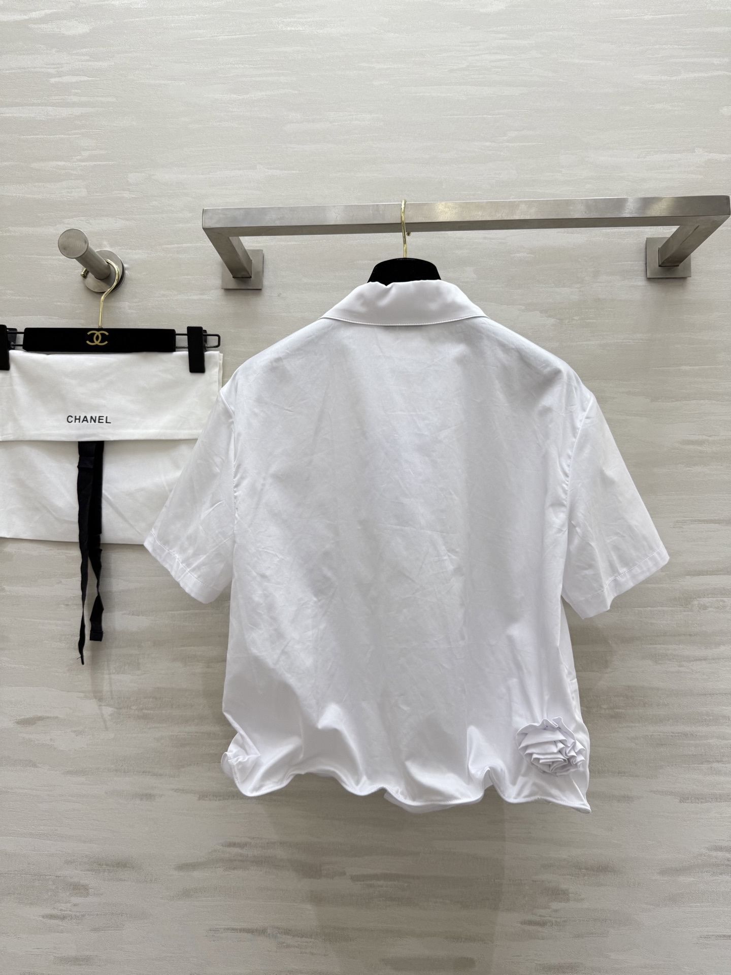 #Chane♡²⁵立体玫瑰花朵短袖衬衣 纯手工立体定制花朵精致又特别 单穿打底都非常nice 采用高支纯