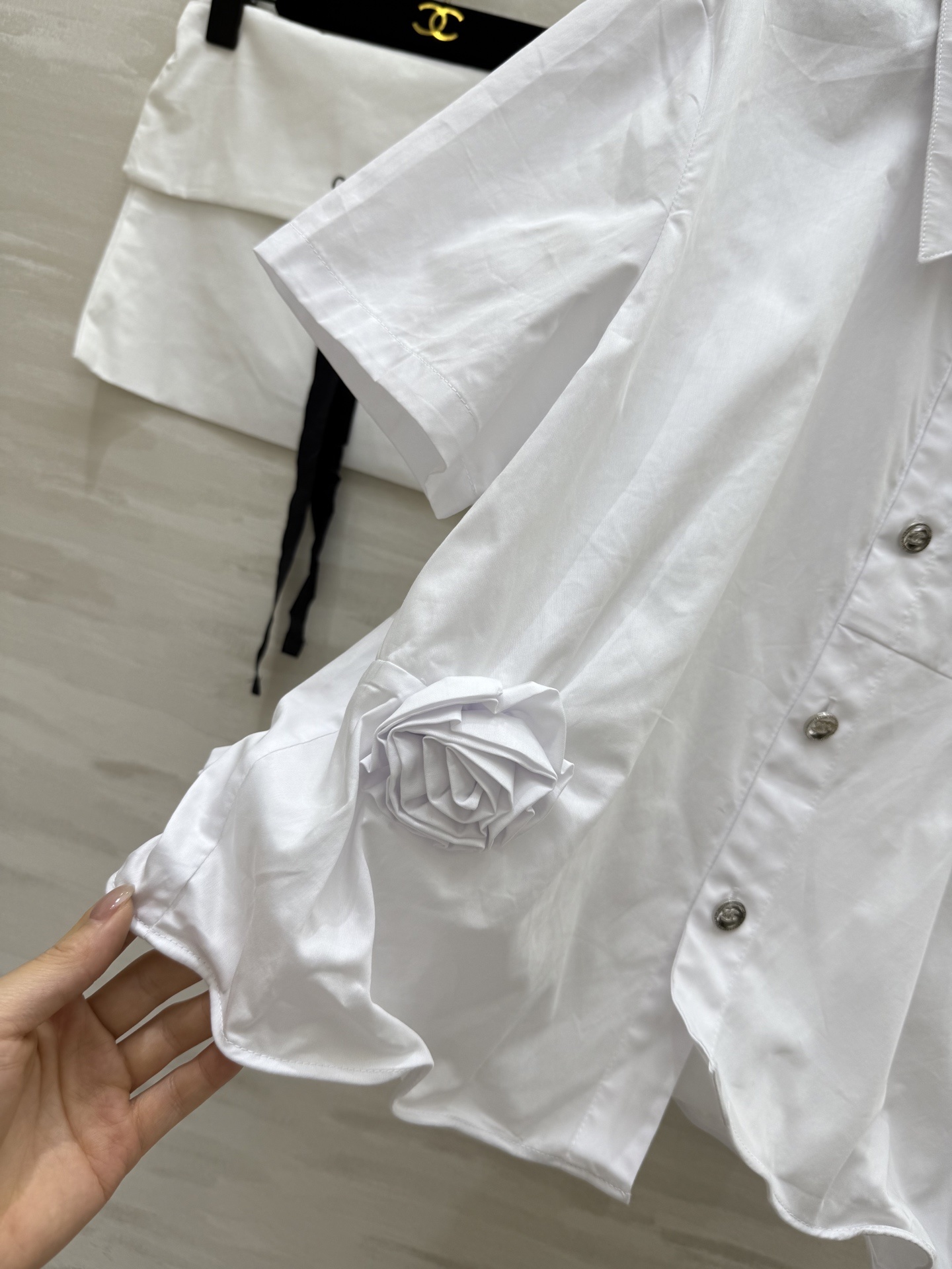 #Chane♡²⁵立体玫瑰花朵短袖衬衣 纯手工立体定制花朵精致又特别 单穿打底都非常nice 采用高支纯