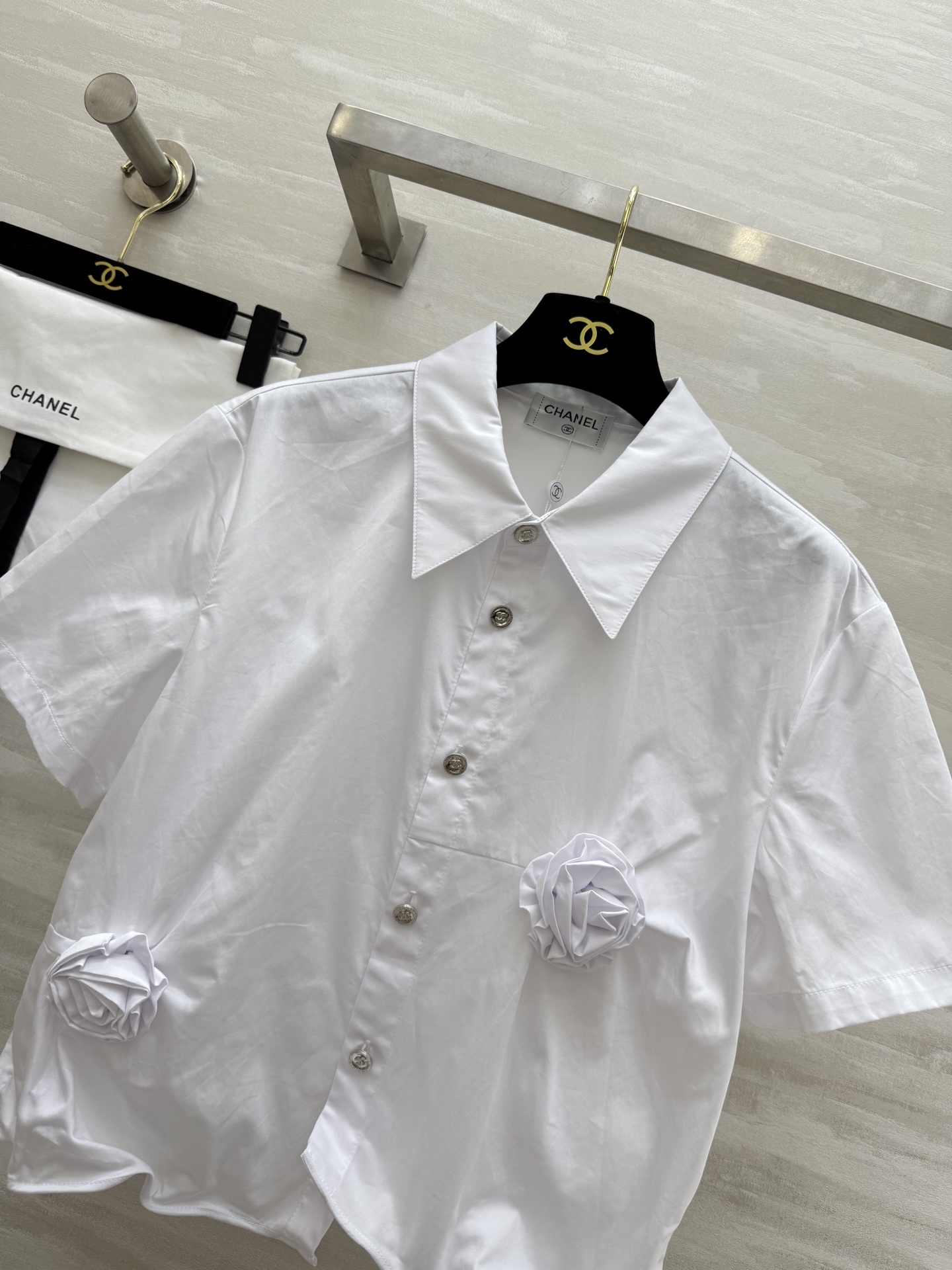 #Chane♡²⁵立体玫瑰花朵短袖衬衣 纯手工立体定制花朵精致又特别 单穿打底都非常nice 采用高支纯