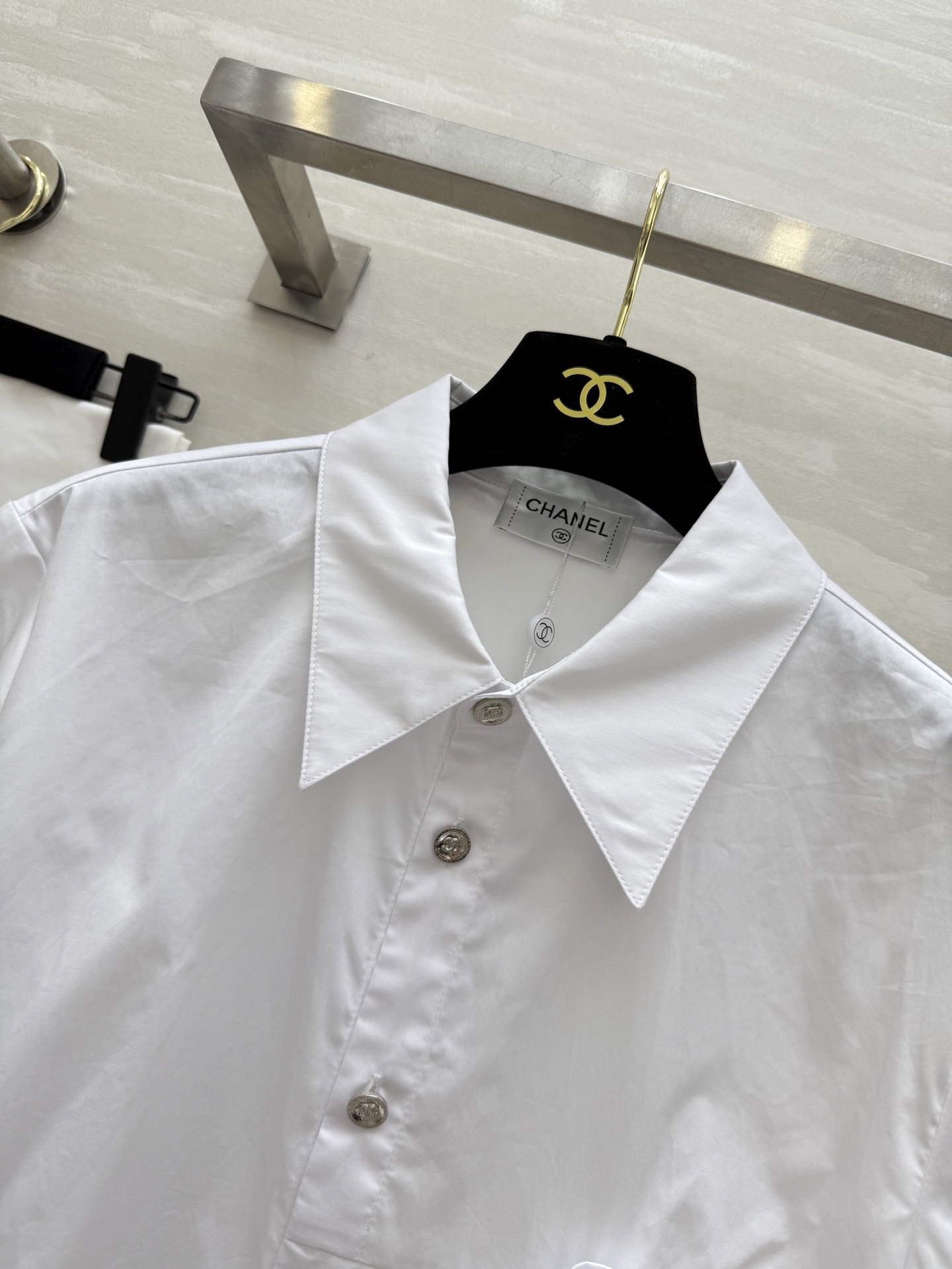 #Chane♡²⁵立体玫瑰花朵短袖衬衣 纯手工立体定制花朵精致又特别 单穿打底都非常nice 采用高支纯