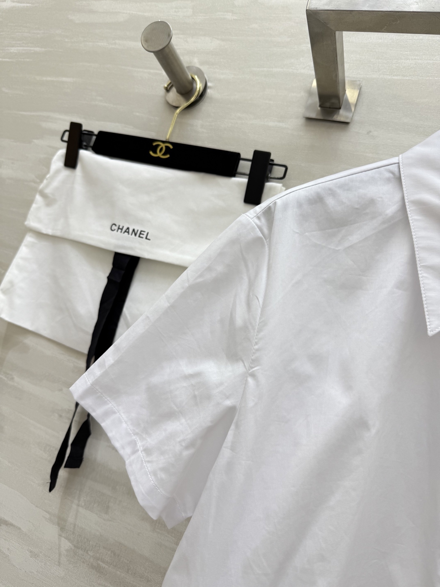 #Chane♡²⁵立体玫瑰花朵短袖衬衣 纯手工立体定制花朵精致又特别 单穿打底都非常nice 采用高支纯