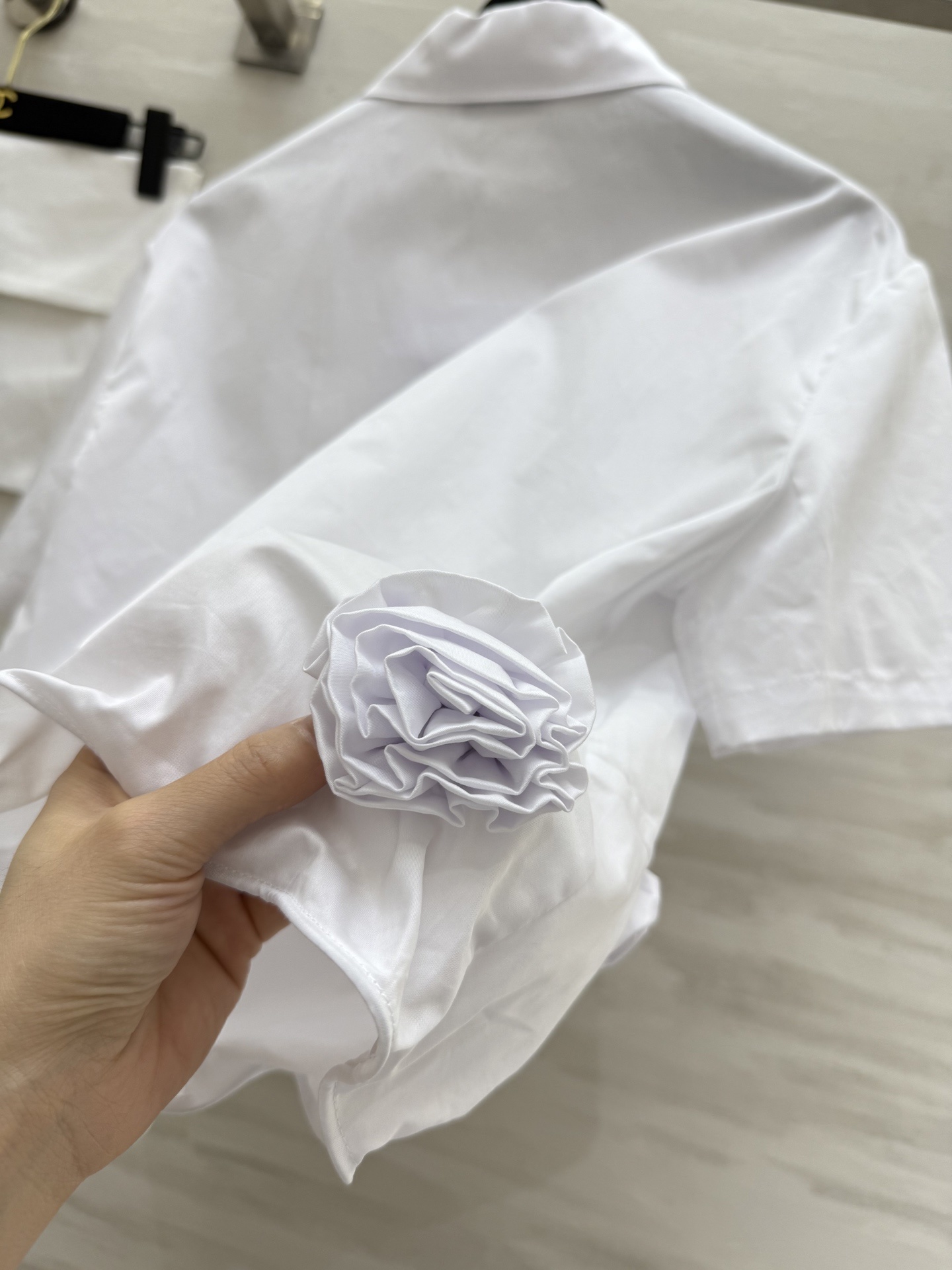 #Chane♡²⁵立体玫瑰花朵短袖衬衣 纯手工立体定制花朵精致又特别 单穿打底都非常nice 采用高支纯