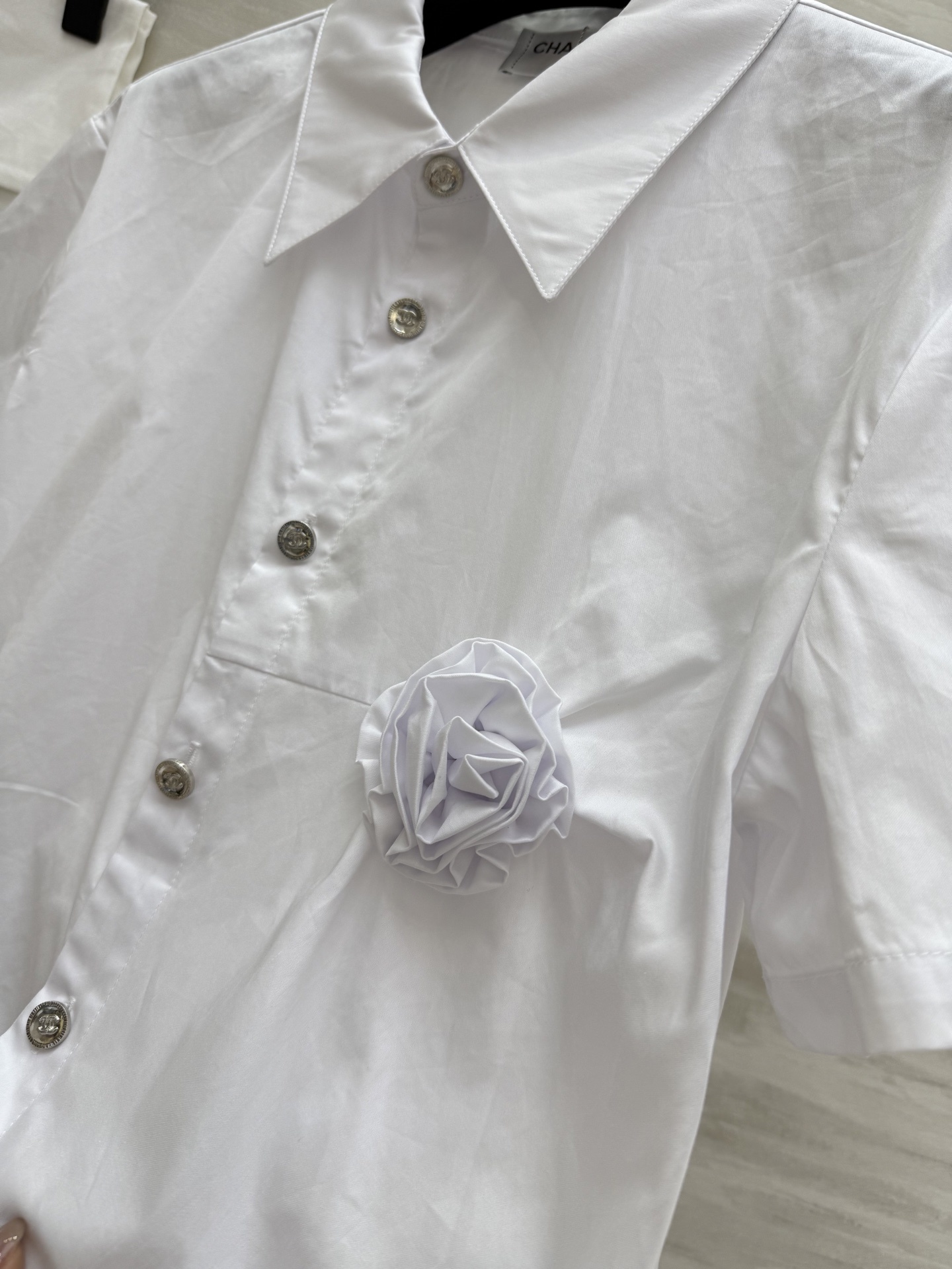 #Chane♡²⁵立体玫瑰花朵短袖衬衣 纯手工立体定制花朵精致又特别 单穿打底都非常nice 采用高支纯