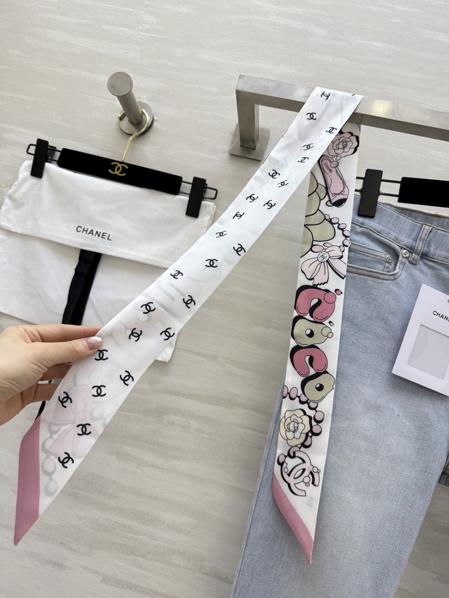 #Chane♡²⁵新款 丝巾飘带装饰高腰微喇牛仔裤 高腰版型 优化身材比例  视觉显高显瘦 经典浅蓝色系