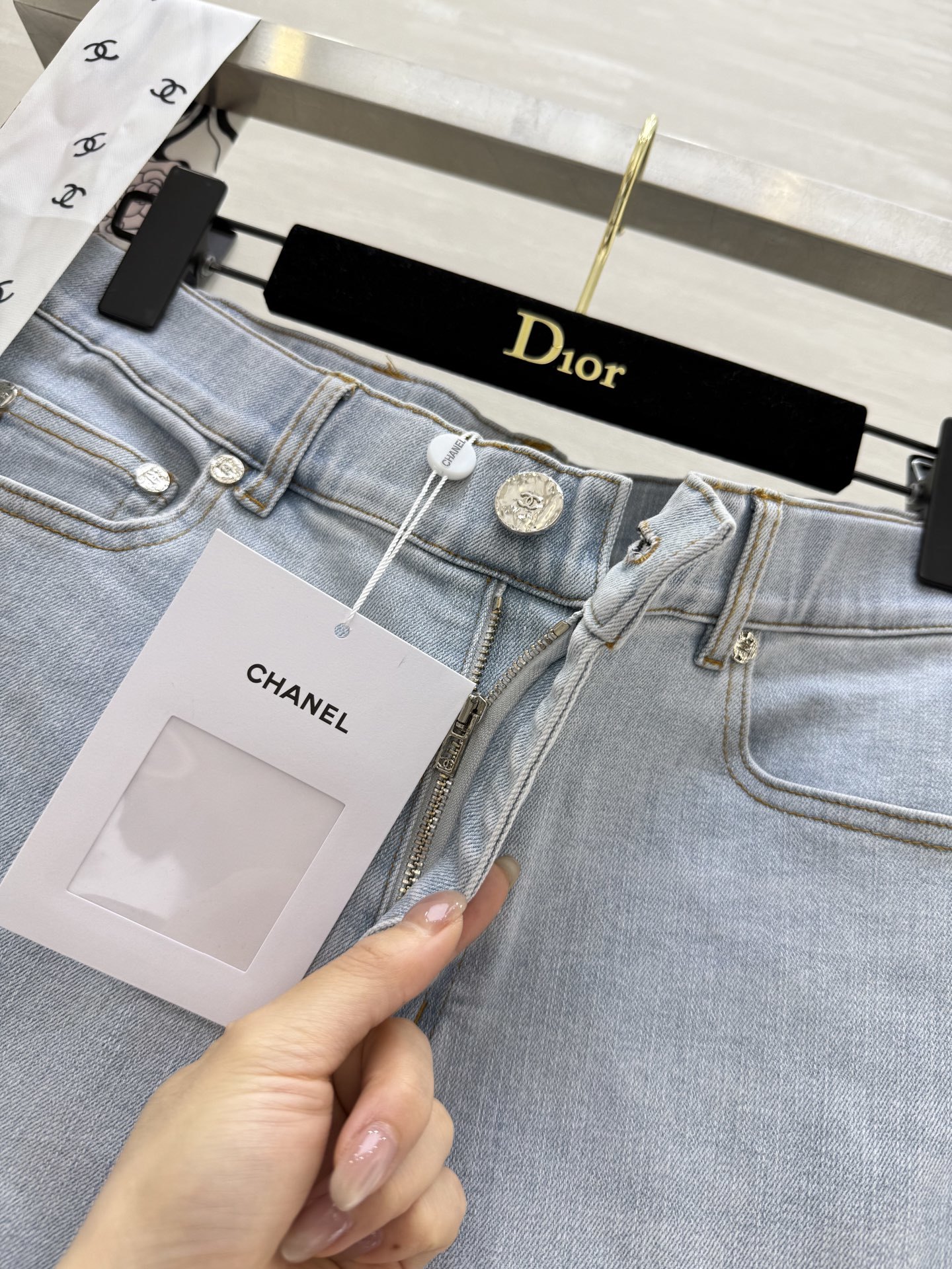 #Chane♡²⁵新款 丝巾飘带装饰高腰微喇牛仔裤 高腰版型 优化身材比例  视觉显高显瘦 经典浅蓝色系