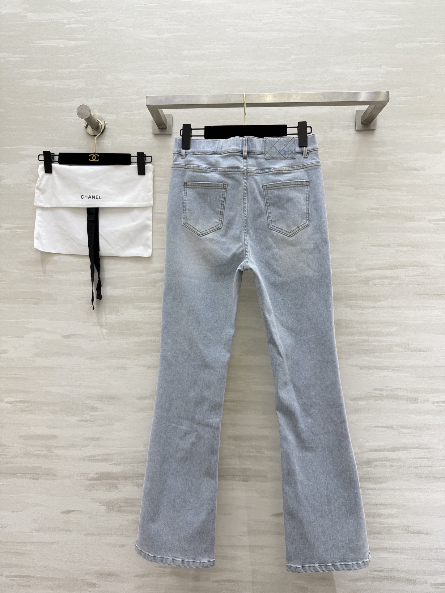 #Chane♡²⁵新款 丝巾飘带装饰高腰微喇牛仔裤 高腰版型 优化身材比例  视觉显高显瘦 经典浅蓝色系