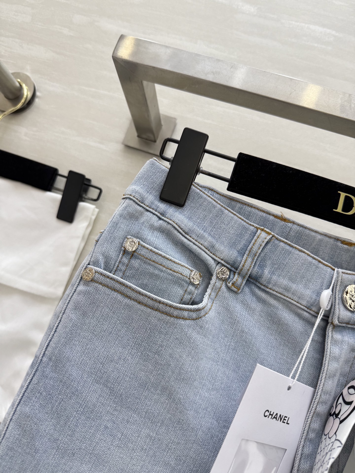 #Chane♡²⁵新款 丝巾飘带装饰高腰微喇牛仔裤 高腰版型 优化身材比例  视觉显高显瘦 经典浅蓝色系