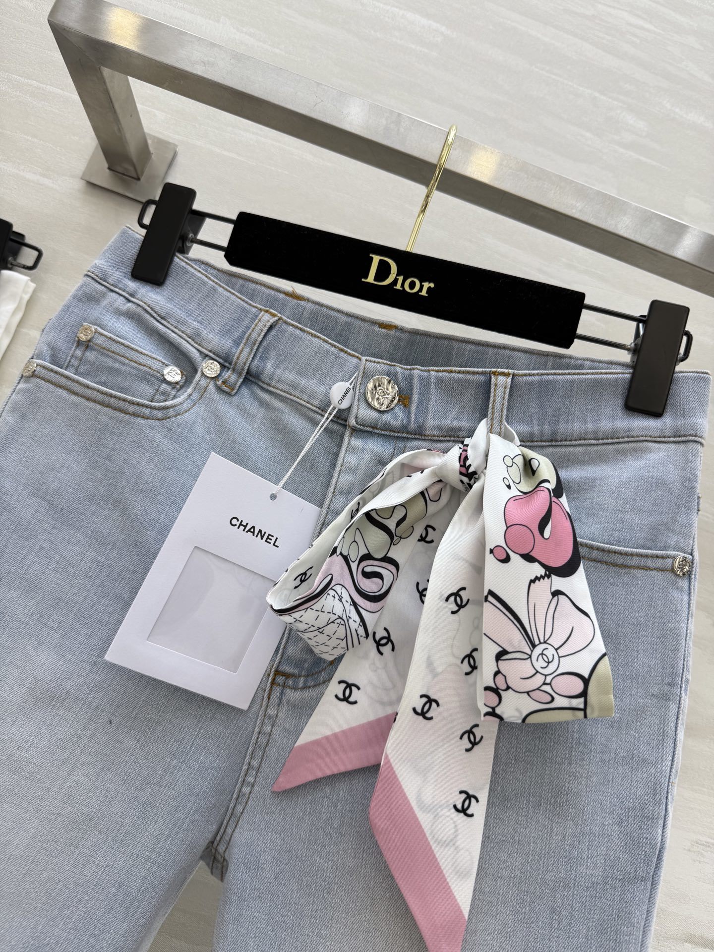 #Chane♡²⁵新款 丝巾飘带装饰高腰微喇牛仔裤 高腰版型 优化身材比例  视觉显高显瘦 经典浅蓝色系