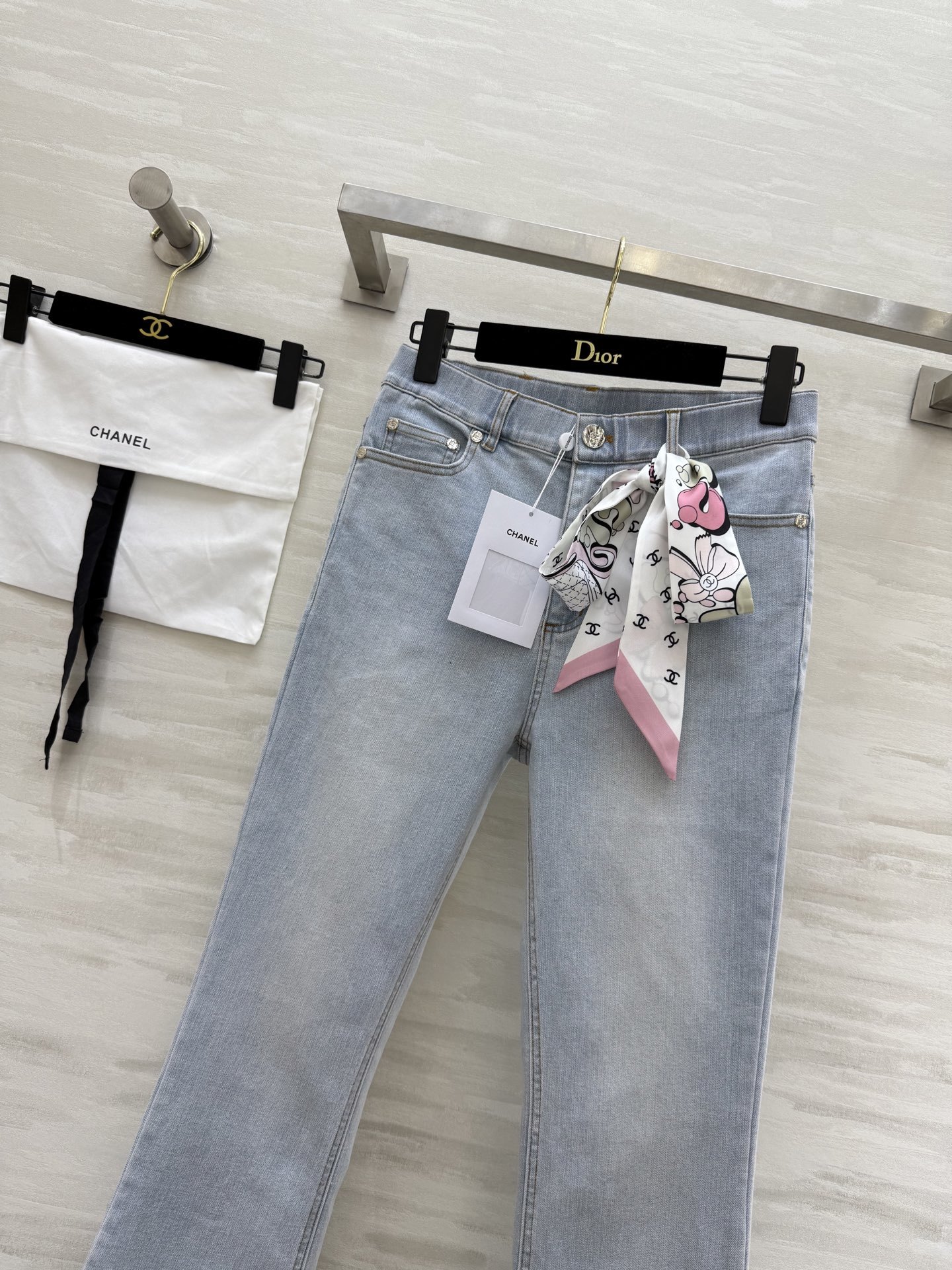 #Chane♡²⁵新款 丝巾飘带装饰高腰微喇牛仔裤 高腰版型 优化身材比例  视觉显高显瘦 经典浅蓝色系