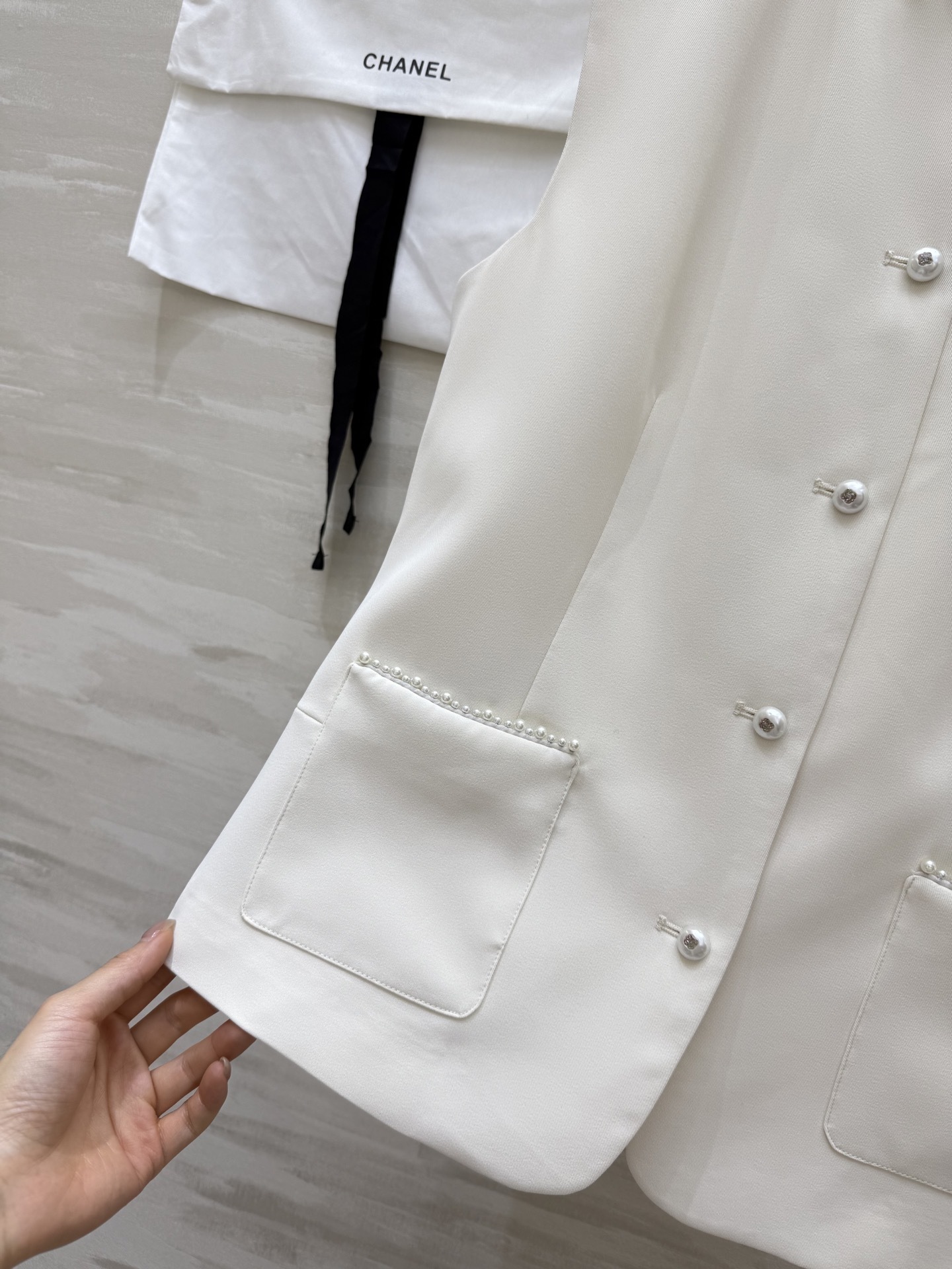 #Chane♡²⁵新款 法式宫廷风珍珠扣马甲套装 水钻珍珠扣装饰高级精致 一套上身妥妥的高级气质感 小个