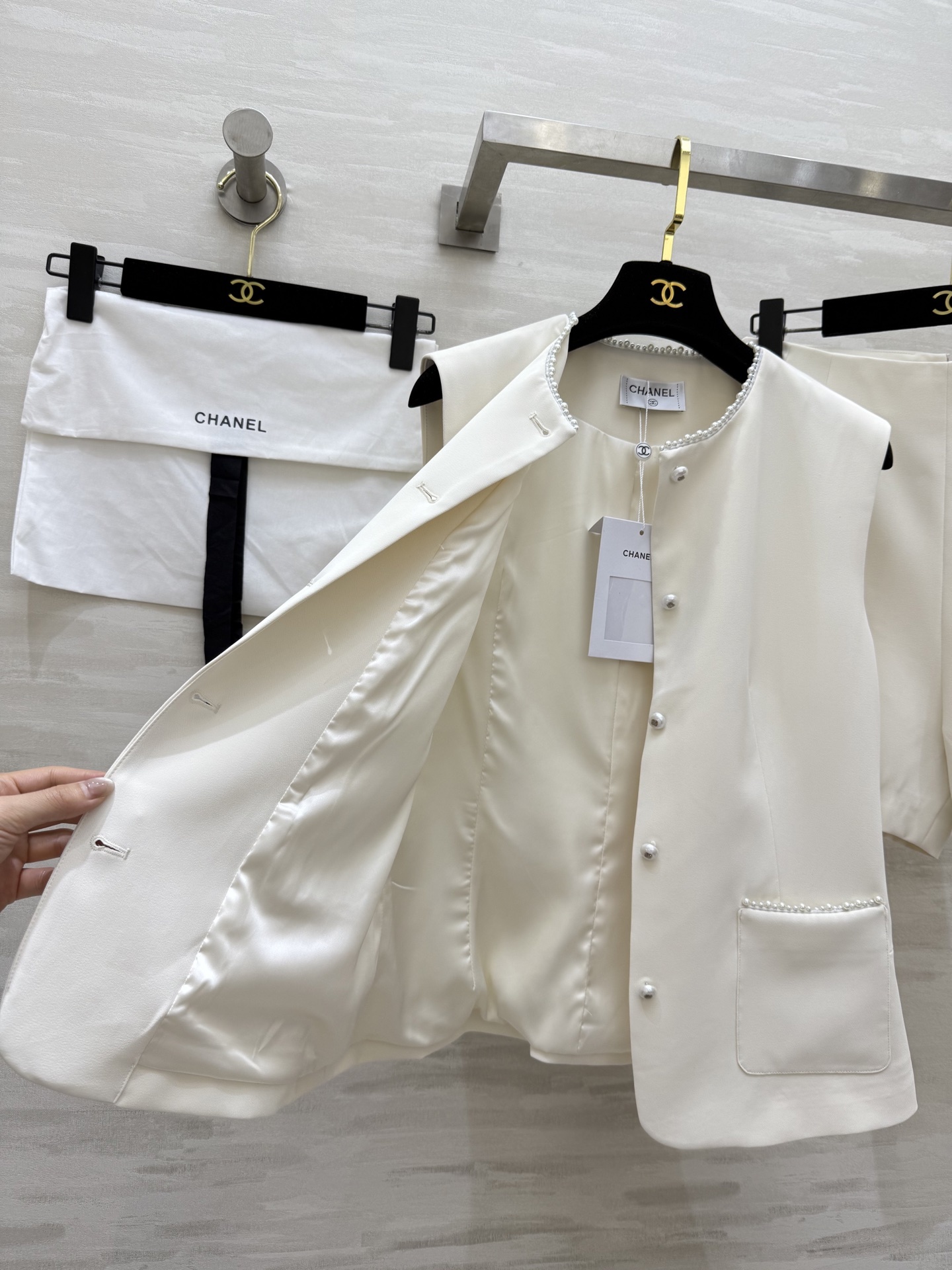 #Chane♡²⁵新款 法式宫廷风珍珠扣马甲套装 水钻珍珠扣装饰高级精致 一套上身妥妥的高级气质感 小个