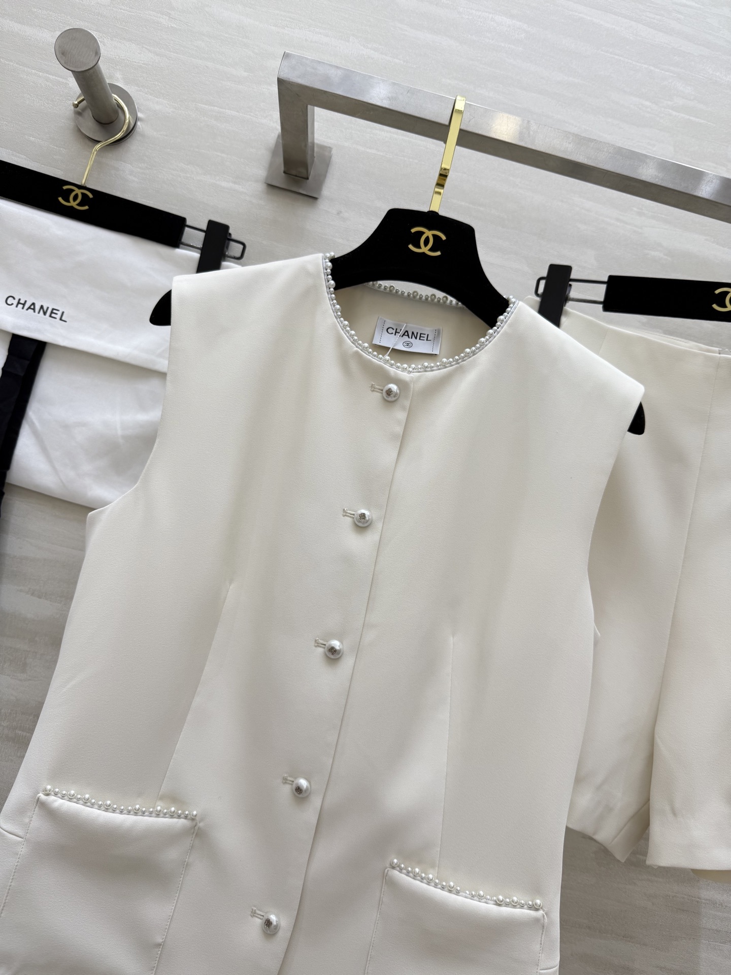 #Chane♡²⁵新款 法式宫廷风珍珠扣马甲套装 水钻珍珠扣装饰高级精致 一套上身妥妥的高级气质感 小个