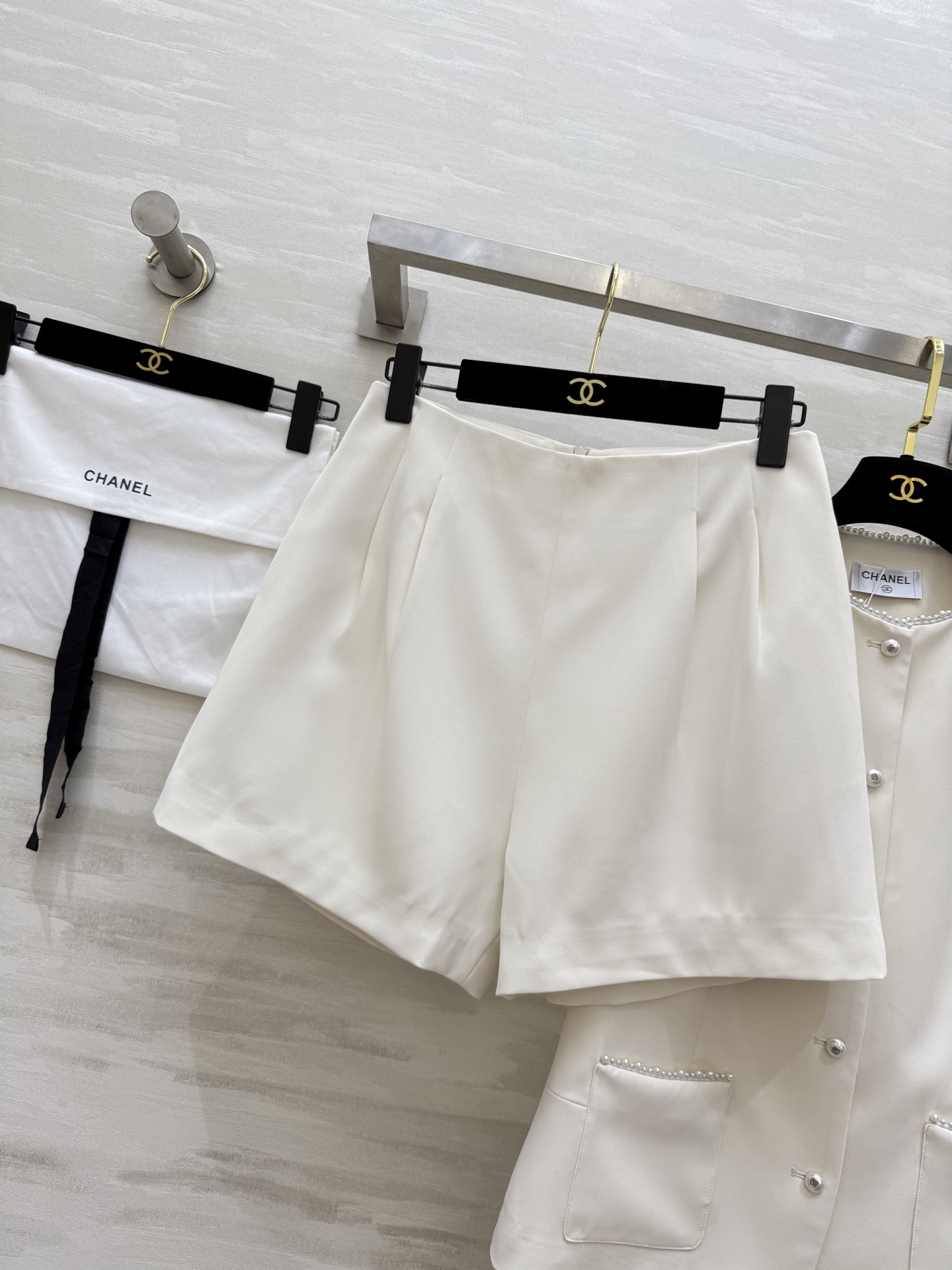 #Chane♡²⁵新款 法式宫廷风珍珠扣马甲套装 水钻珍珠扣装饰高级精致 一套上身妥妥的高级气质感 小个