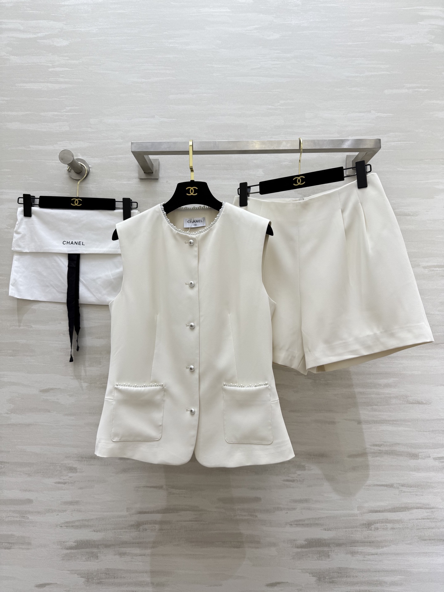 #Chane♡²⁵新款 法式宫廷风珍珠扣马甲套装 水钻珍珠扣装饰高级精致 一套上身妥妥的高级气质感 小个