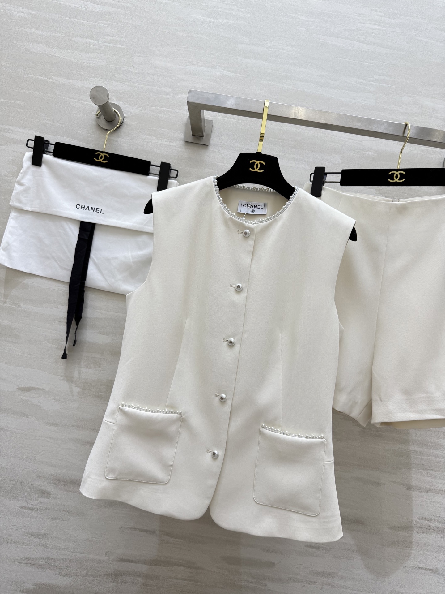 #Chane♡²⁵新款 法式宫廷风珍珠扣马甲套装 水钻珍珠扣装饰高级精致 一套上身妥妥的高级气质感 小个