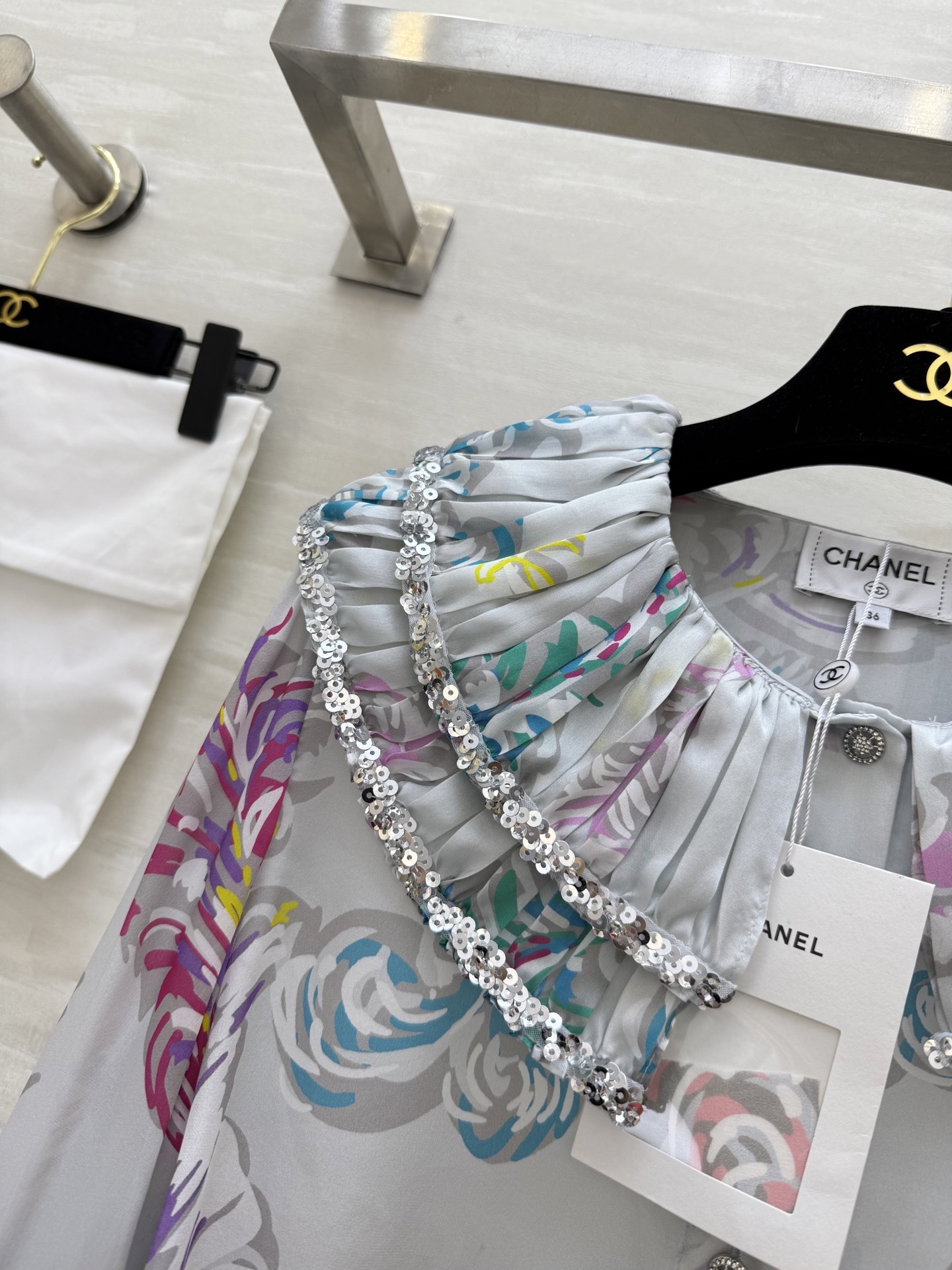 #Chane♡²⁵s刺绣印花丝绸长袖衬衫 衣身重工胸前多层花边与亮片结合  面料轻盈  100%桑蚕丝