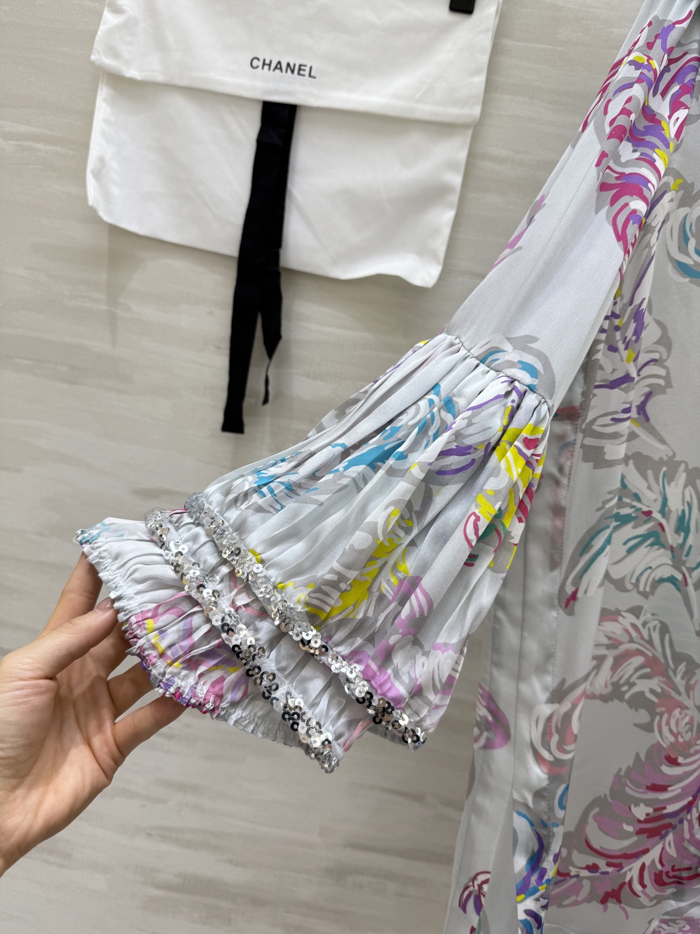 #Chane♡²⁵s刺绣印花丝绸长袖衬衫 衣身重工胸前多层花边与亮片结合  面料轻盈  100%桑蚕丝