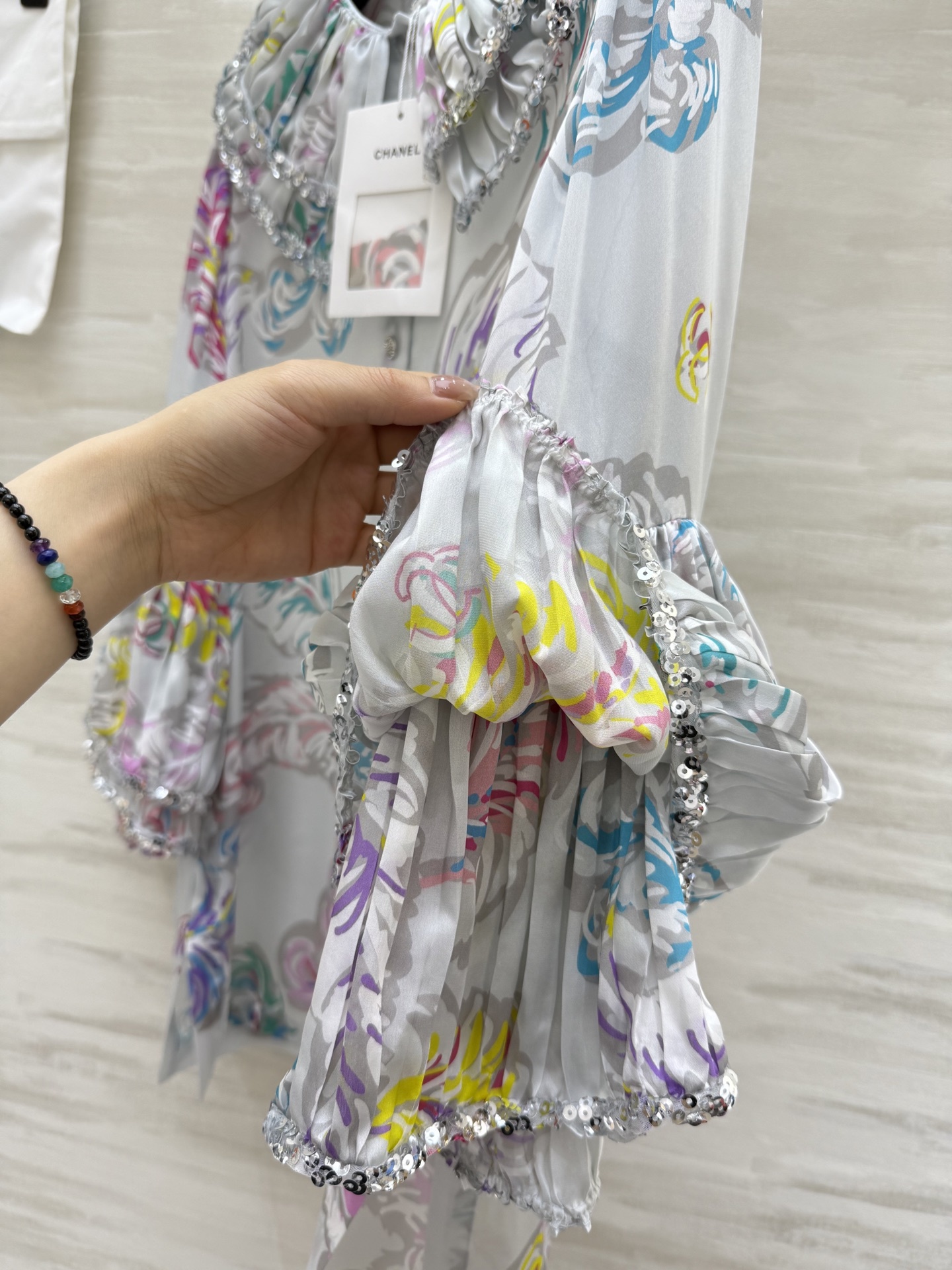 #Chane♡²⁵s刺绣印花丝绸长袖衬衫 衣身重工胸前多层花边与亮片结合  面料轻盈  100%桑蚕丝