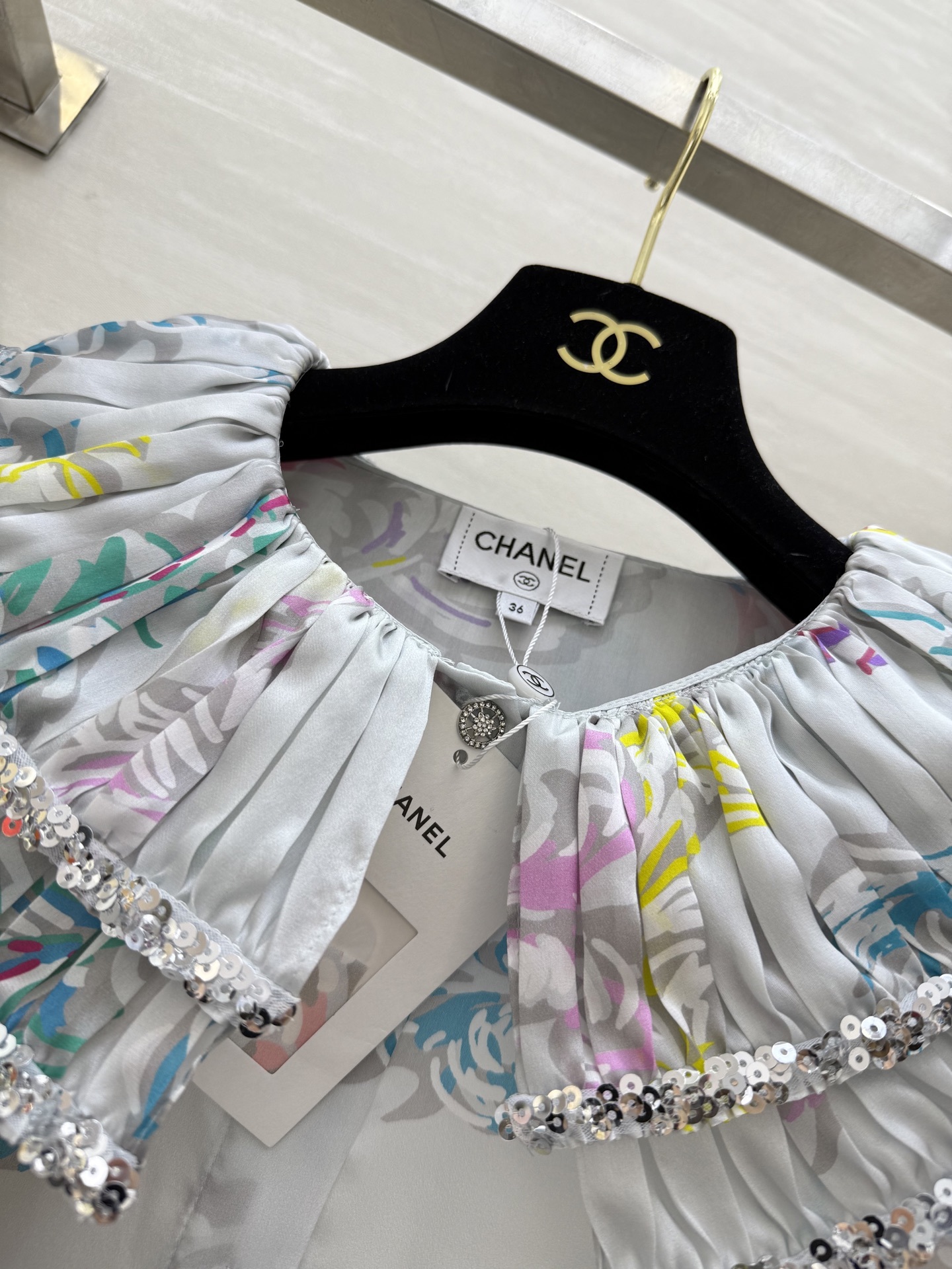 #Chane♡²⁵s刺绣印花丝绸长袖衬衫 衣身重工胸前多层花边与亮片结合  面料轻盈  100%桑蚕丝