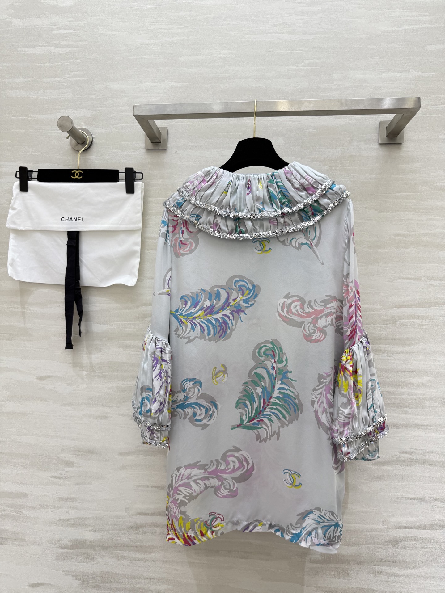 #Chane♡²⁵s刺绣印花丝绸长袖衬衫 衣身重工胸前多层花边与亮片结合  面料轻盈  100%桑蚕丝