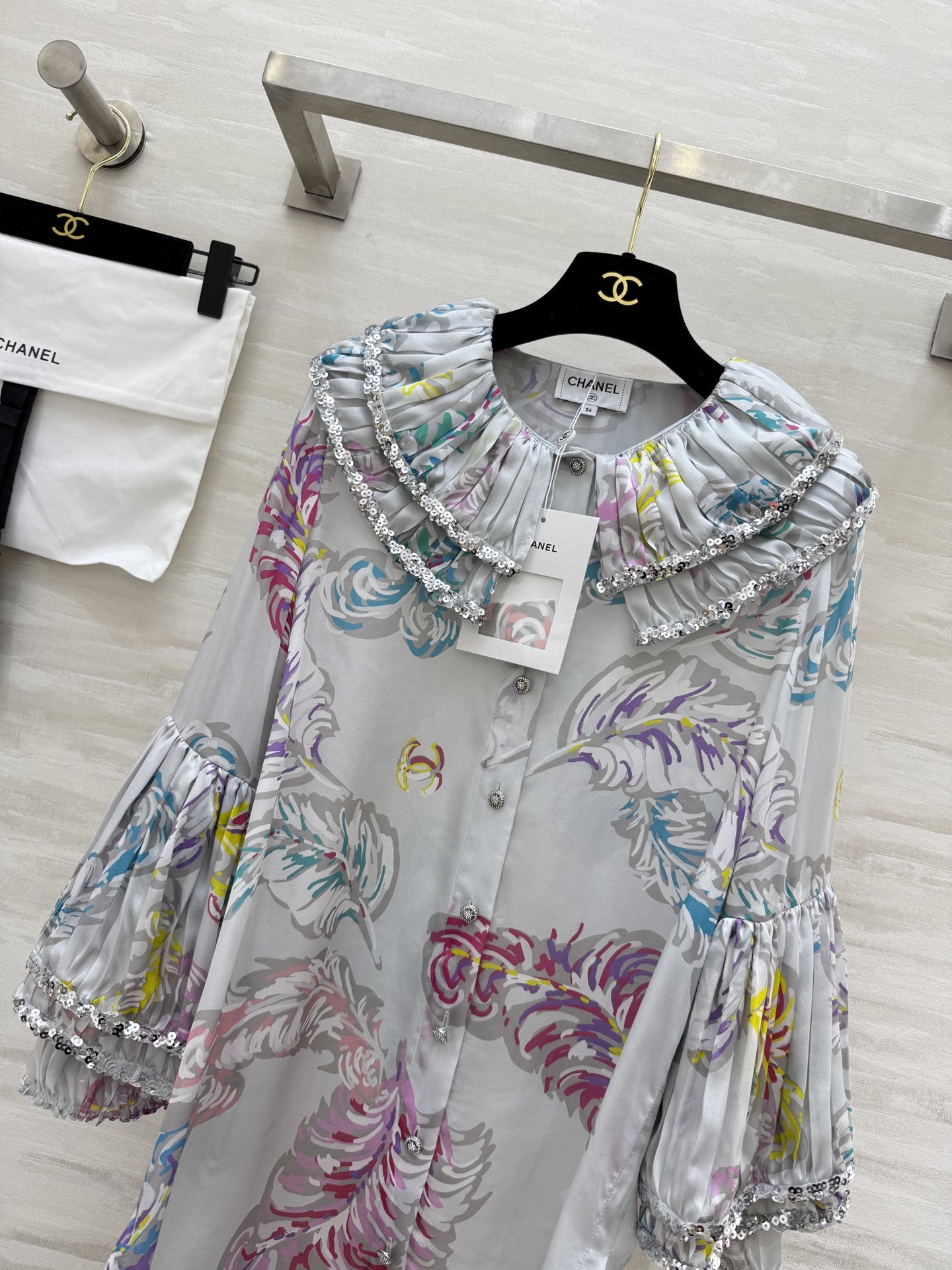 #Chane♡²⁵s刺绣印花丝绸长袖衬衫 衣身重工胸前多层花边与亮片结合  面料轻盈  100%桑蚕丝