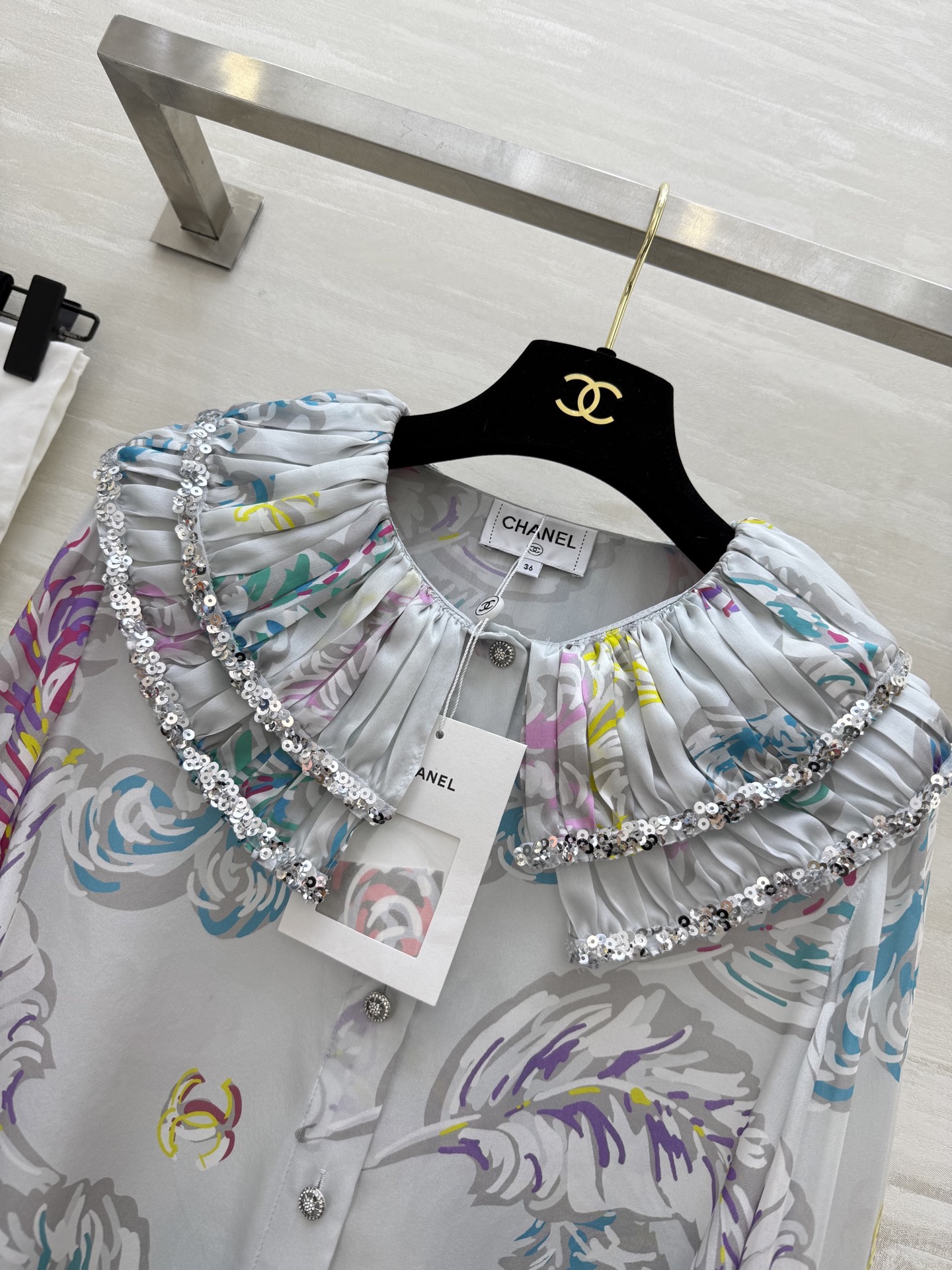 #Chane♡²⁵s刺绣印花丝绸长袖衬衫 衣身重工胸前多层花边与亮片结合  面料轻盈  100%桑蚕丝