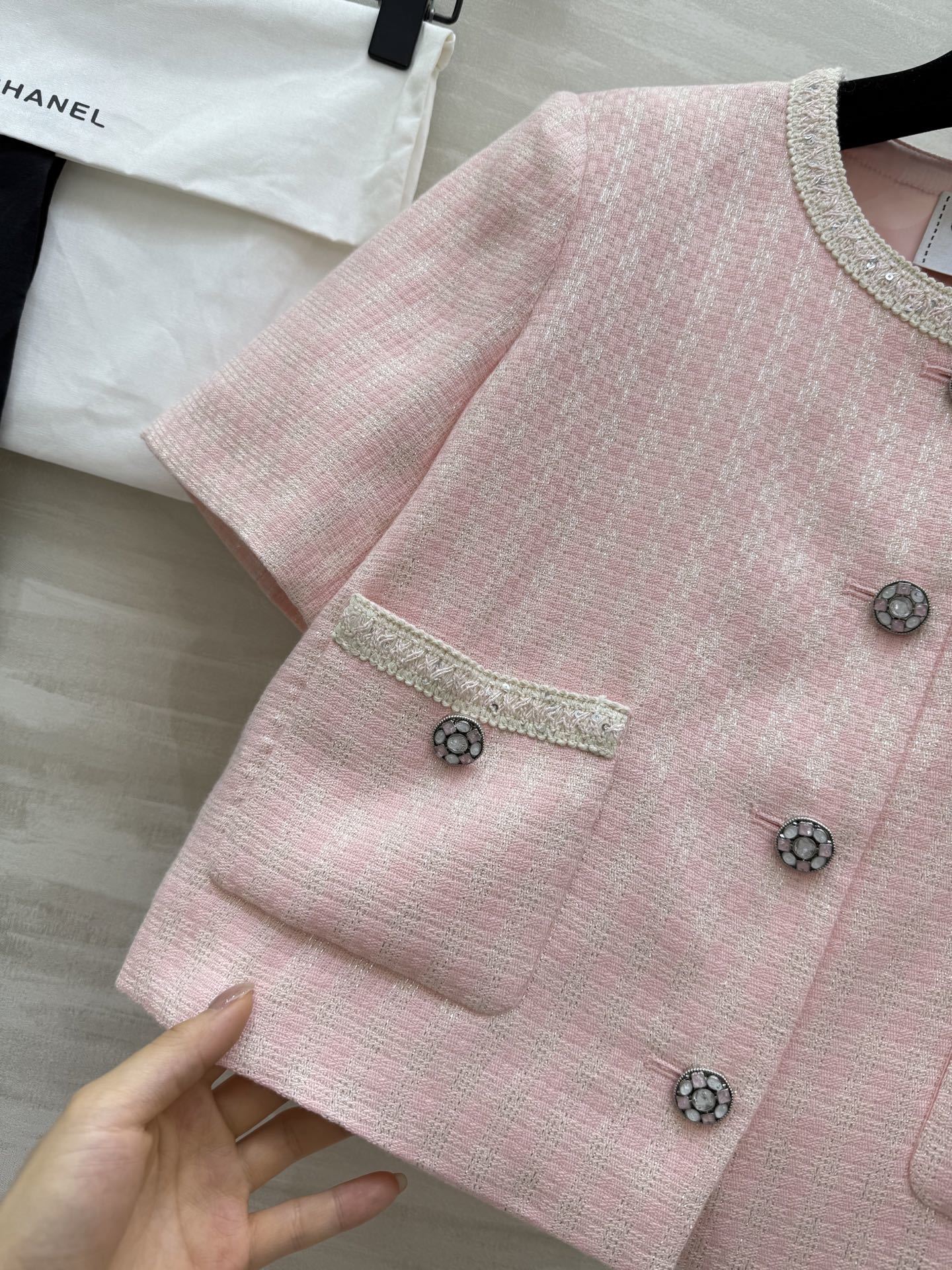 #Chane♡²⁵s新款甜美名媛风短袖上衣 独家开版 定制面料轻薄透气 粉色加银线编织面料颜色上身超级显