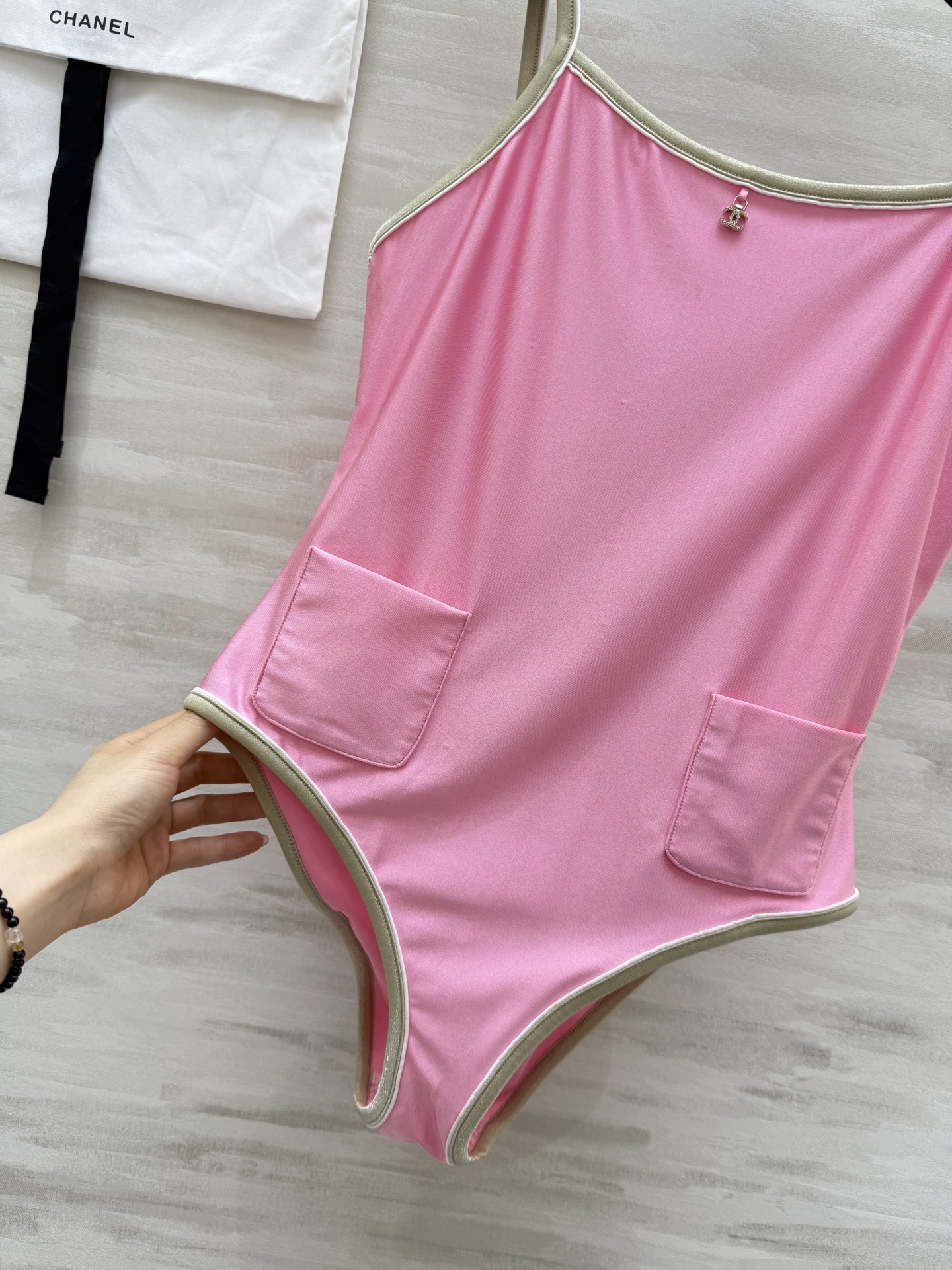 🎶Chane♡²⁵M✨Coco Beach系列 连体泳衣🖤沙滩风穿搭 5G入夏模式 后背满满设计感 高品