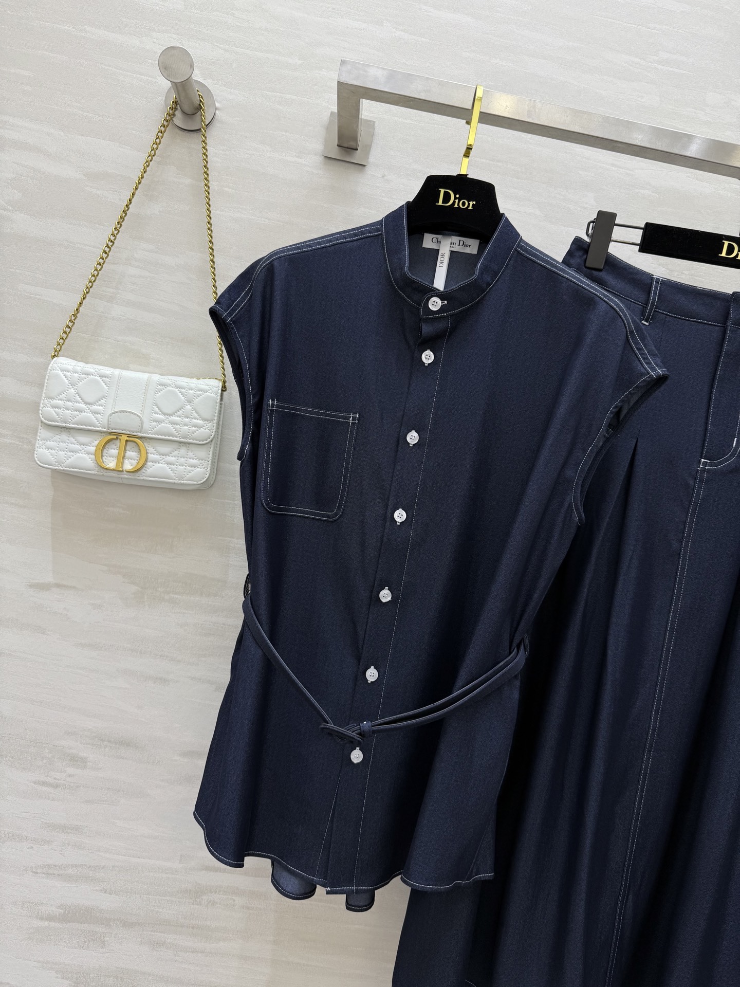 #DIO♡²⁵新款 天丝牛仔套装 这一套Look真的是各种场合都百搭 不管是通勤或者日常度假都OK 休闲